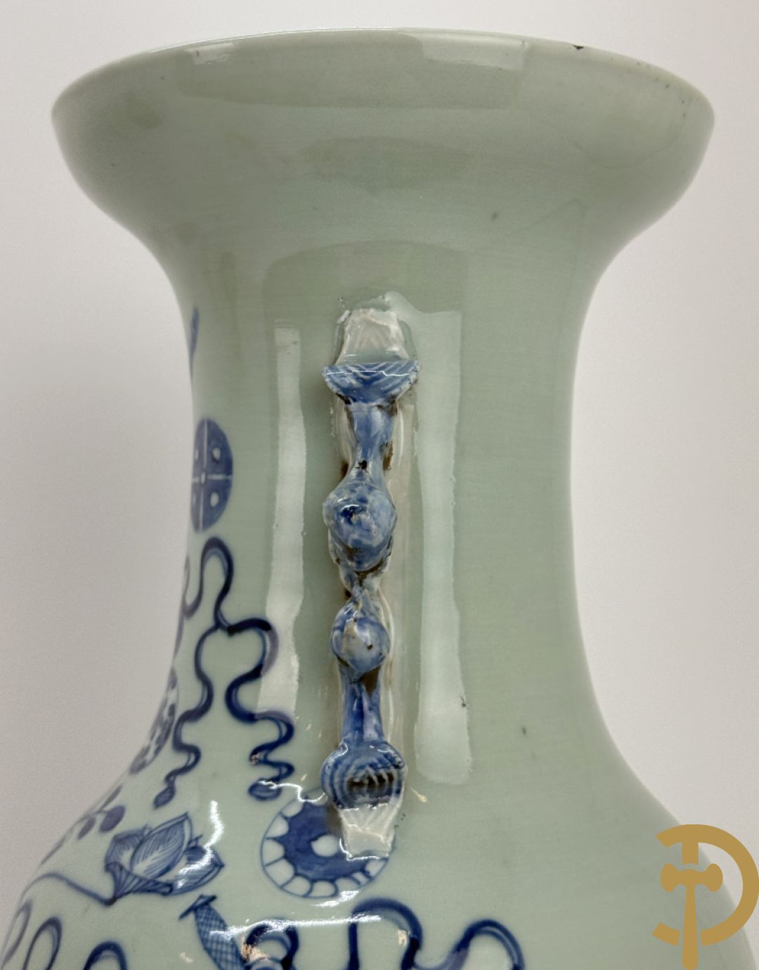 Chinese porseleinen celadon vaas met antiquiteitendecor