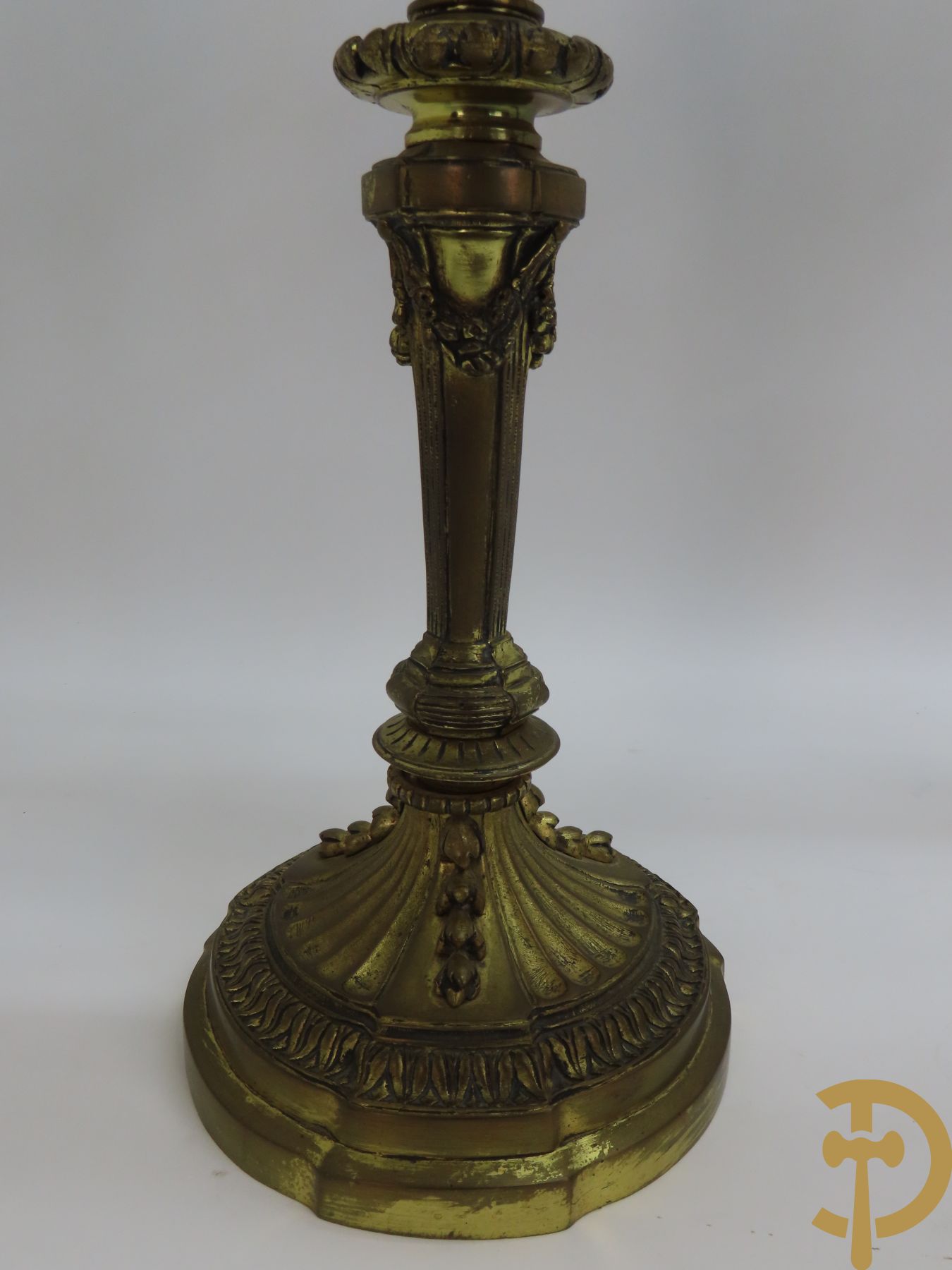 Paar bronzen Louis XVI vierarmige kandelaars bezet met toorts bovenaan