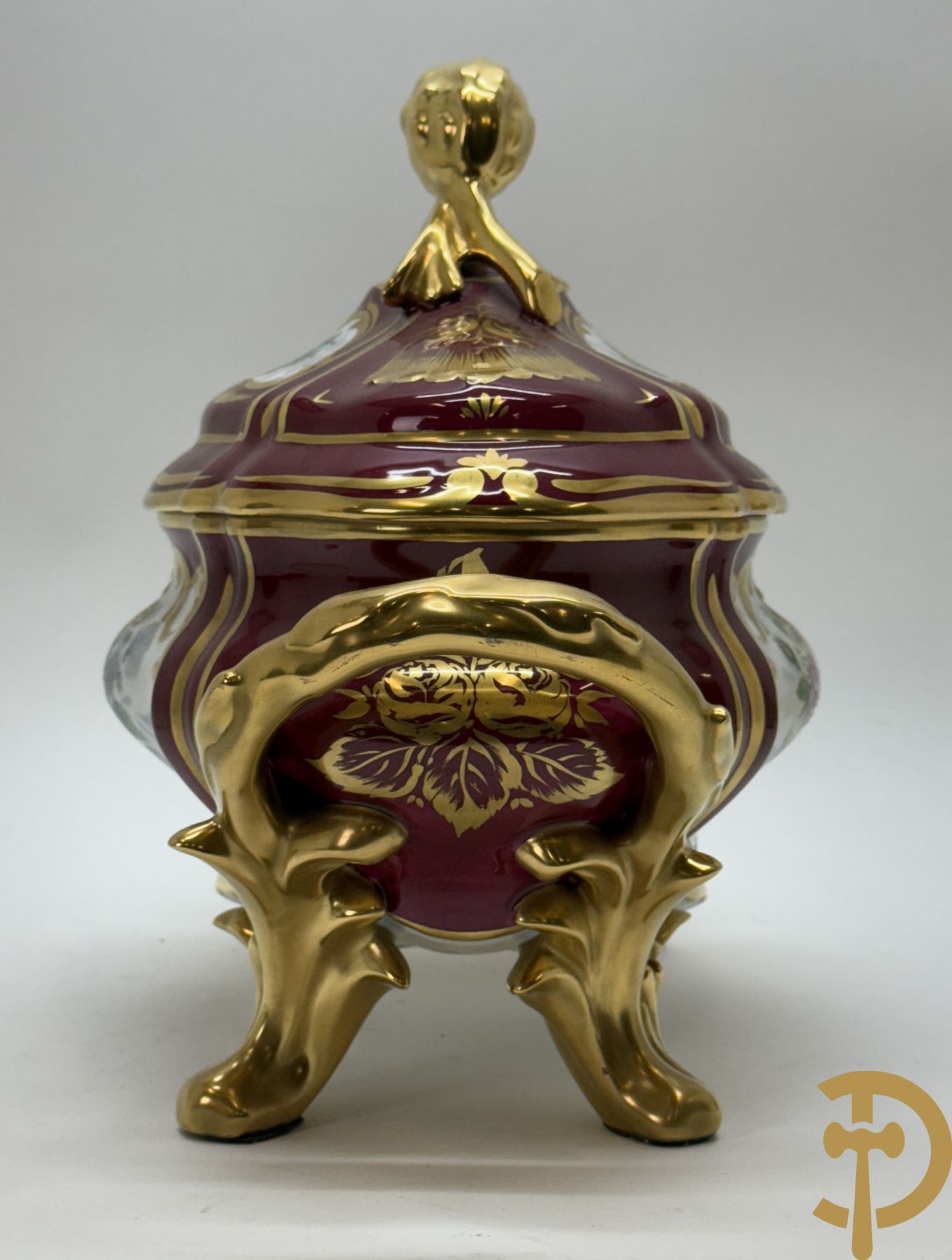 Porseleinen milieu de table (schaal en coupe) Limoges met bloemendecor en vergulde ornamenten, gemerkt onderaan