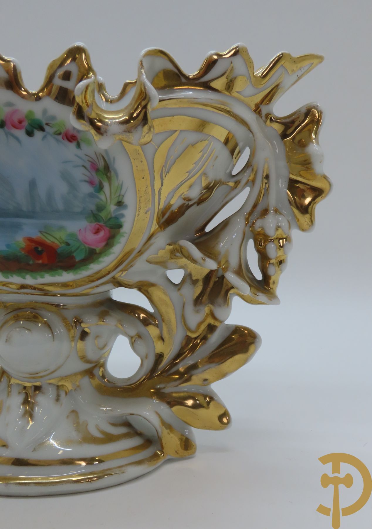 Porseleinen Franse cornetvaas geajoureerd met bloemenmotief, Vieux Paris + Vieux Paris coupe + porseleinen coupe met bloemenmotieven bezet