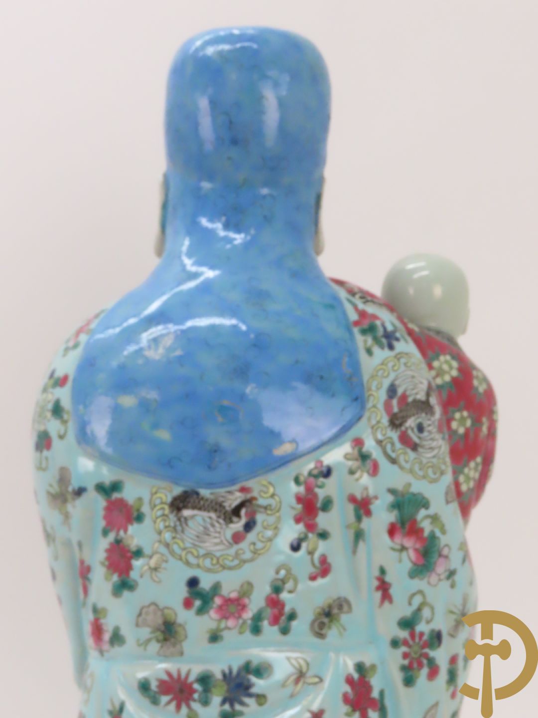 Chinese porseleinen wijsgeer dragende een kind