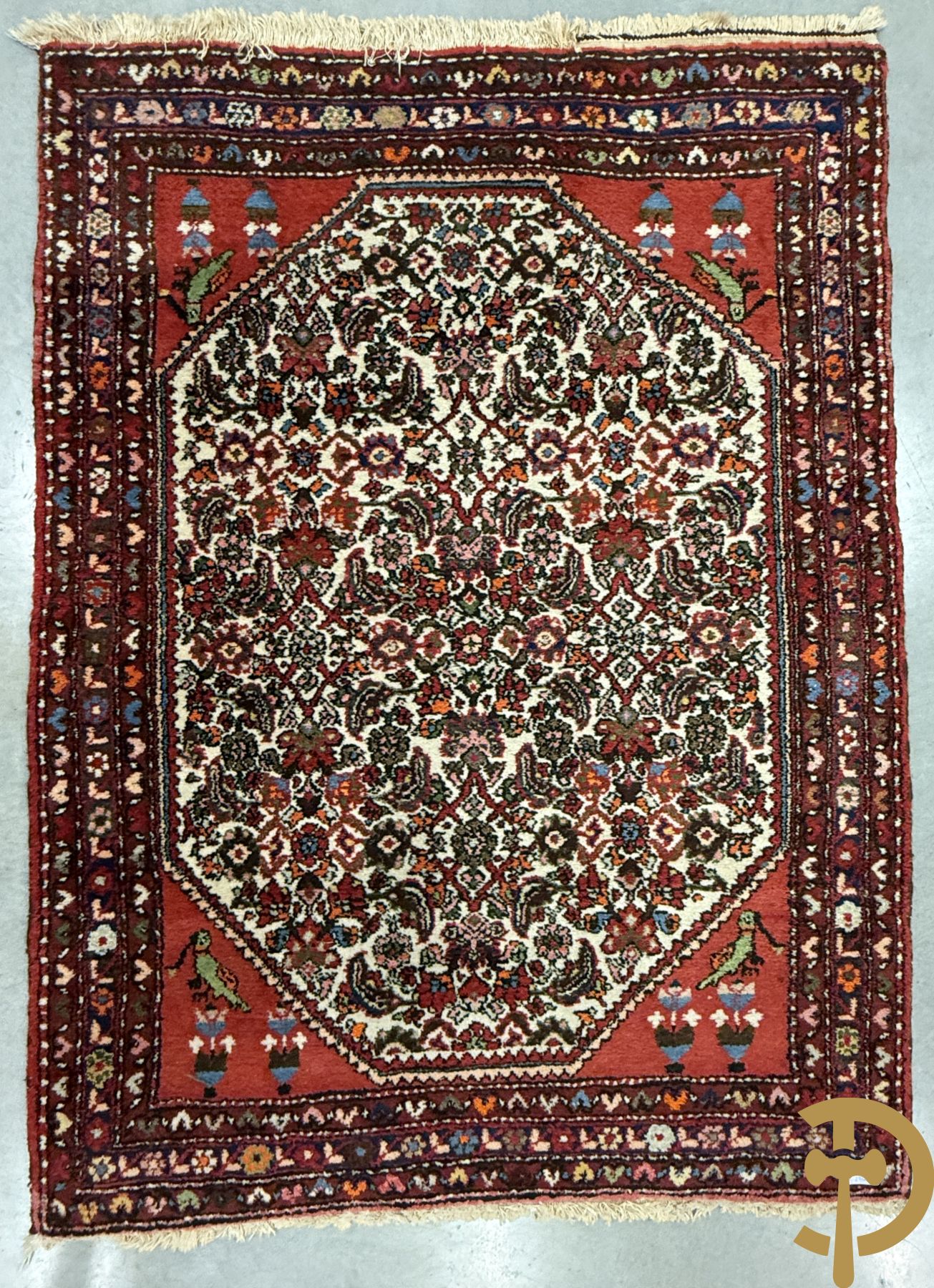 Drie oosterse handgeknoopte tapijten met bloemen- en vazendecor