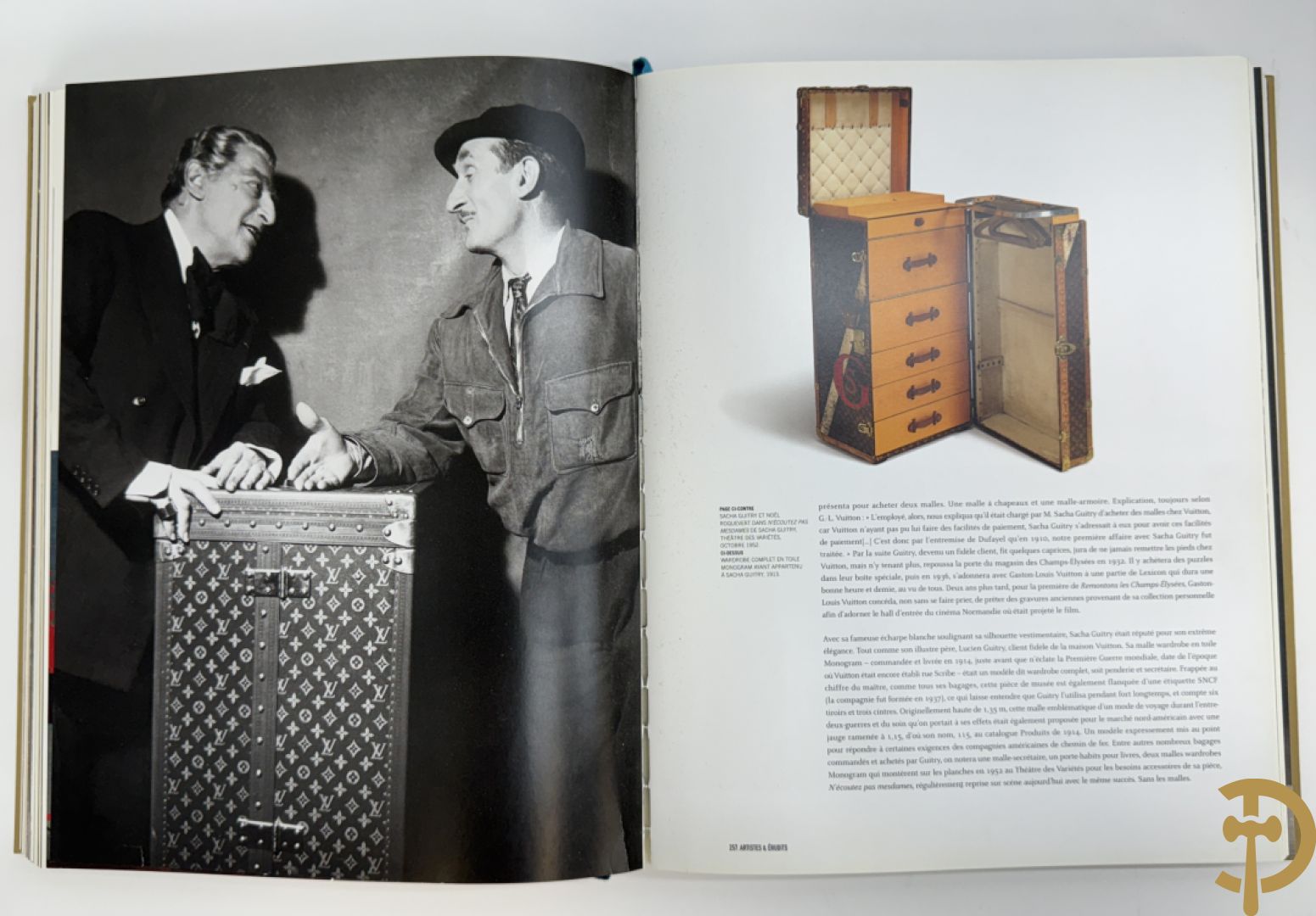 Boek Louis Vuitton, 100 Malles de Legende, door Pierre Leonforte, Editions de la Martinière + Louis Vuitton boekje + zakken Louis Vuitton + 2 kaartspellen Louis Vuitton