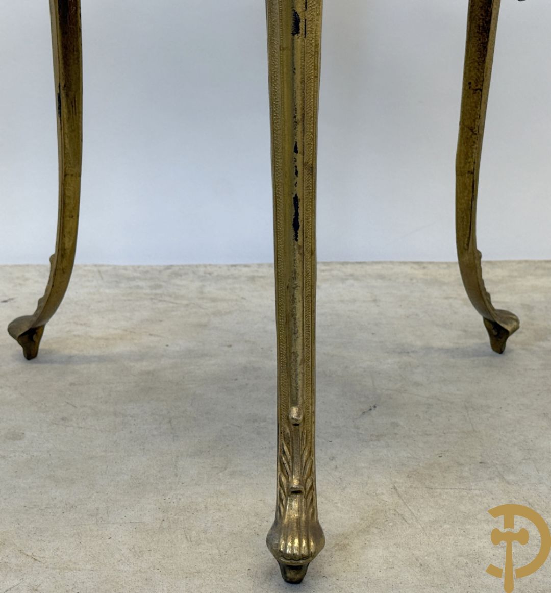 Paar koperen sokkels met Louis XV motieven en 2 étages op drie voluutvormige poten - met onix marmeren blad