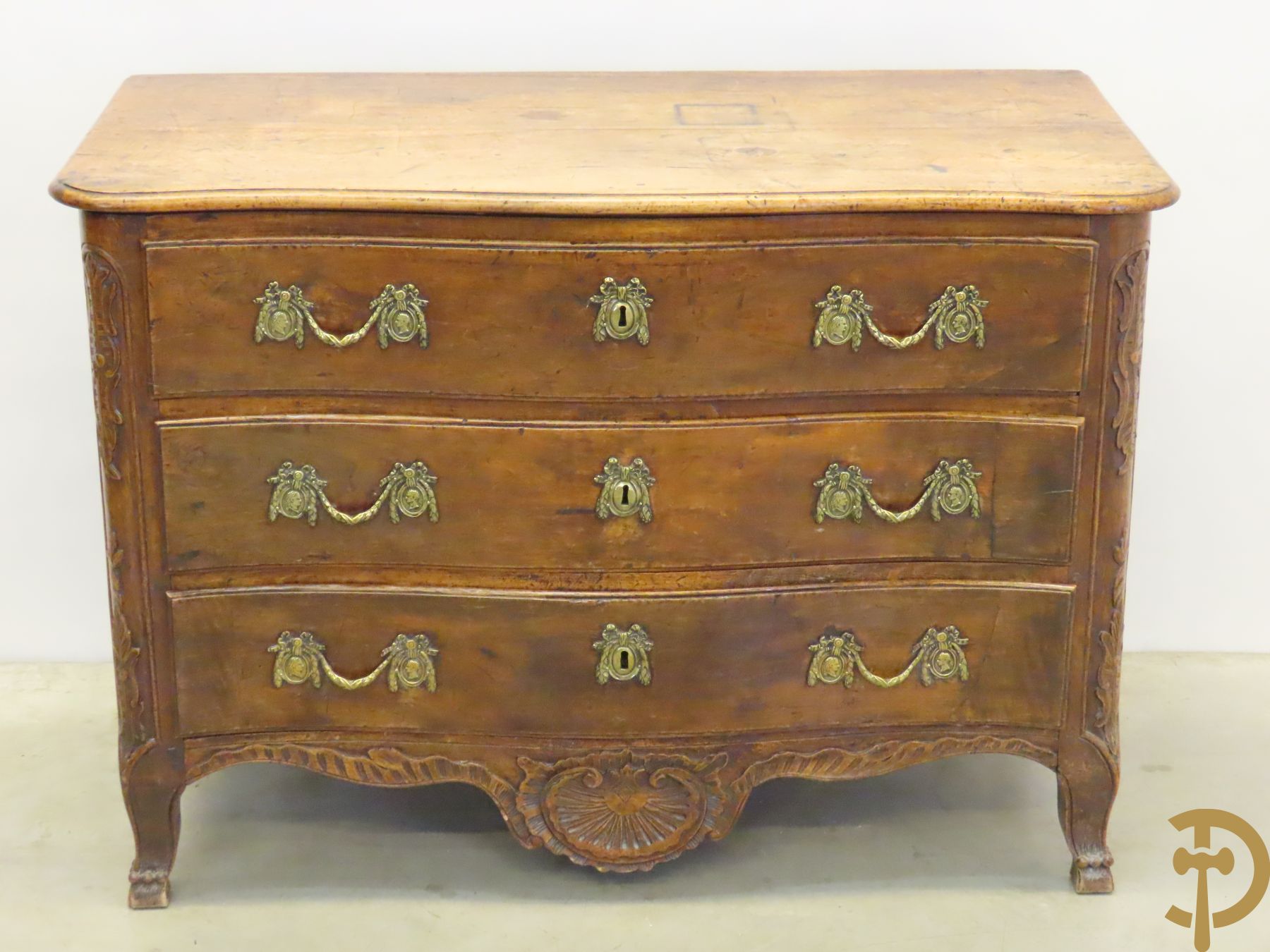 Notelaren orgelgebogen drieladencommode met afgeronde zijkanten, Louis XIV stijl