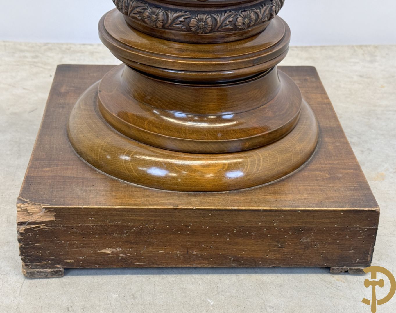 Gecanneleerde zuil met onderdelen in terra cotta bezet met basrelief van personages