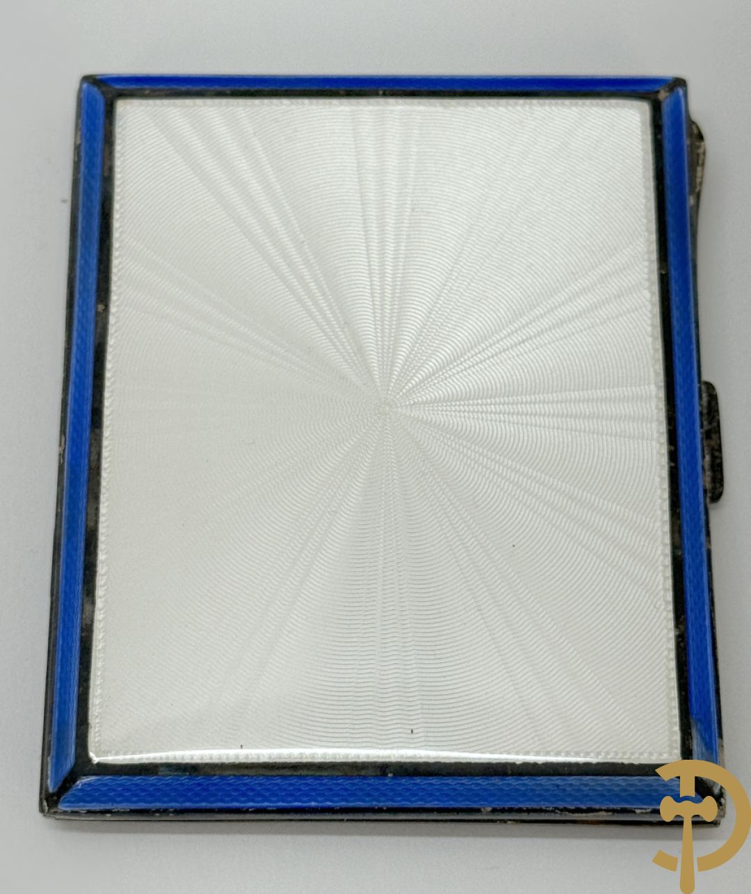 Massief zilveren sigarettenhouder bezet met email bovenaan, Engels gemerkt, in schrijn + massief zilveren poederdoos bezet met email in schrijn