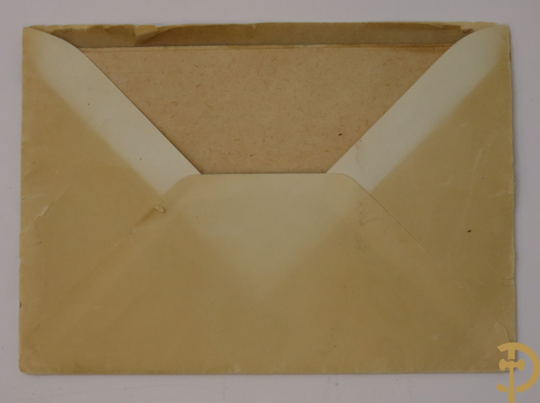 Zes porseleinen borden onder gemerkt met zwaarden / Meissen : 1 bord met stadstafereel, 1 verlucht bord met drakendecor, 1 bord met vogeldecor, 1 met bloemen en 2 met bloemendecor omgeven door vergulde rand