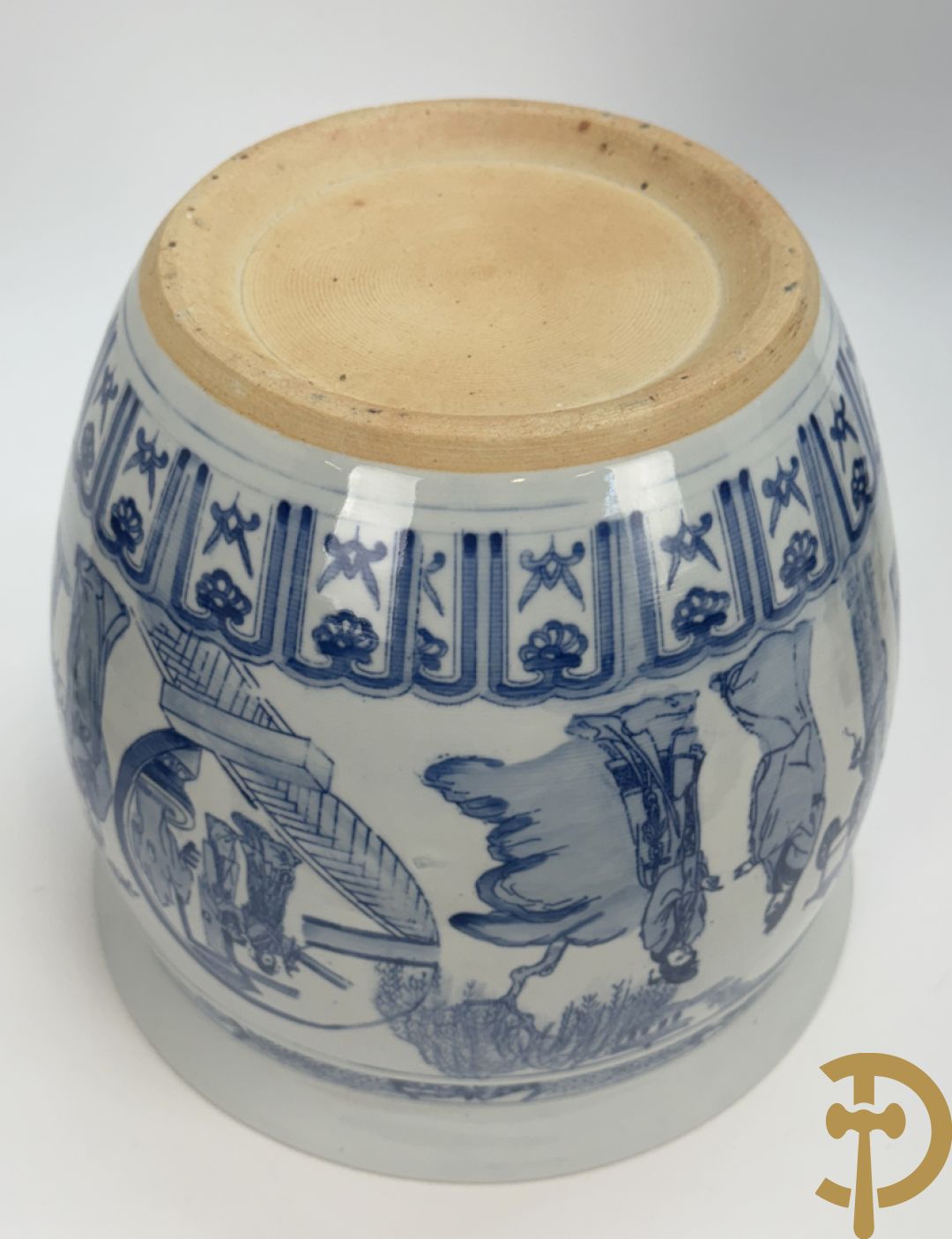 Twee blauw/witte cachepots met geanimeerd landschapsdecor op houten sokkels