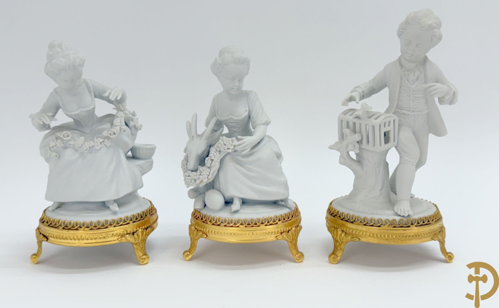 Zeven witte biscuits met voorstelligen van spelende kinderen en engelen op vergulde koperen sokkel, gemerkt Unterweisbach