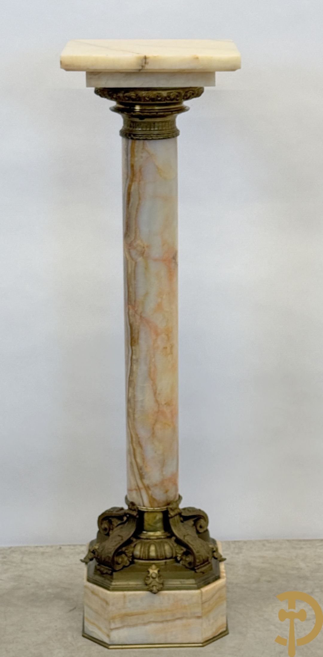 Marmeren zuil, onder en boven met beslag van accanthusranken bezet