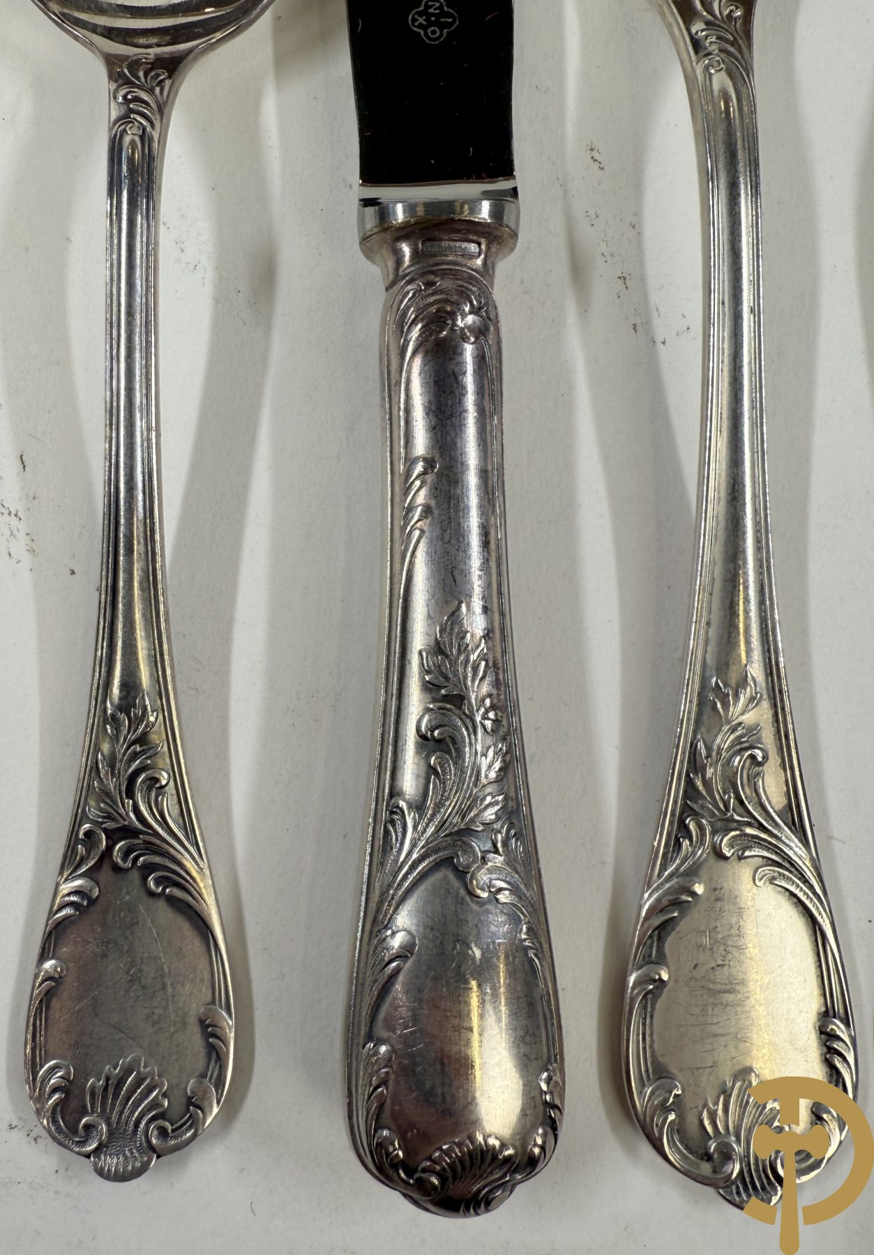 Verzilverd bestek Christoffle, model Marly bestaande uit 12 messen, 12 vorken, 12 lepels, 12 dessertvorken en 12 dessertlepels, 6 visvorken en 6 vismessen, 9 koffielepels en pollepel in schrijn