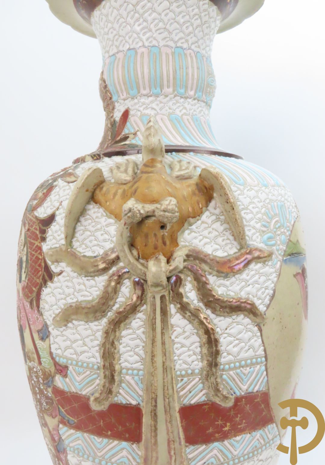 Paar Japanse Satsumat vazen met kijgerdecor en geanimeerde scènes, zijdelings met vogels bezet