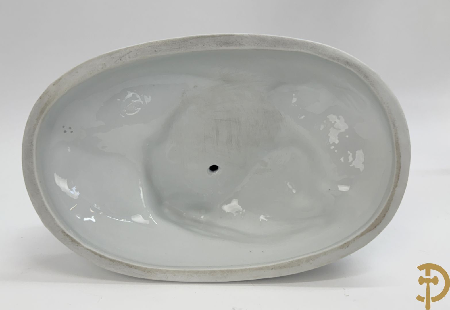 Milieu de table in porselein met bloemendecor + geajoureerde porseleinen Limoges coupe + porseleinen vaasje met cupido