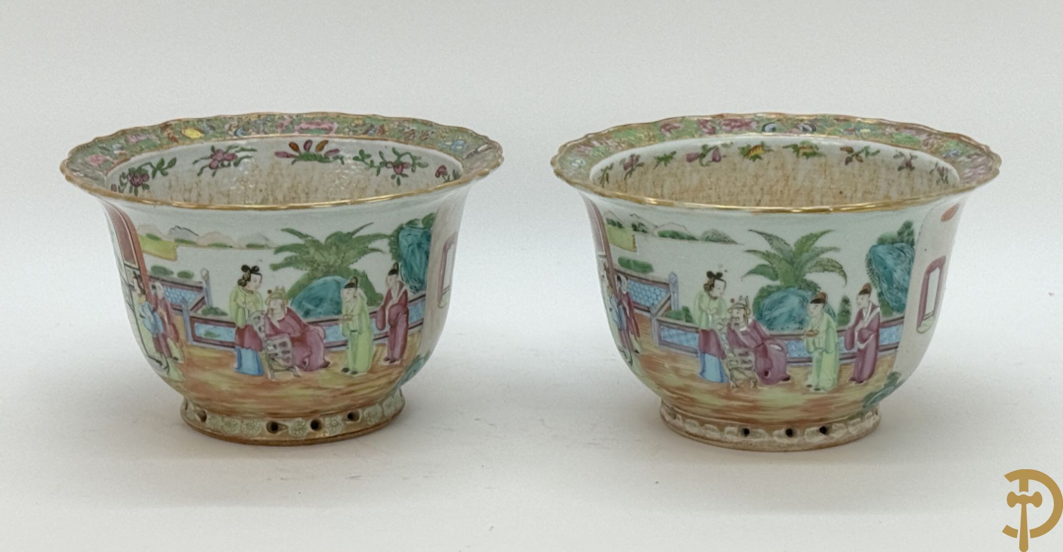 Paar Chinese porseleinen Kanton cachepots met geanimeerd decor