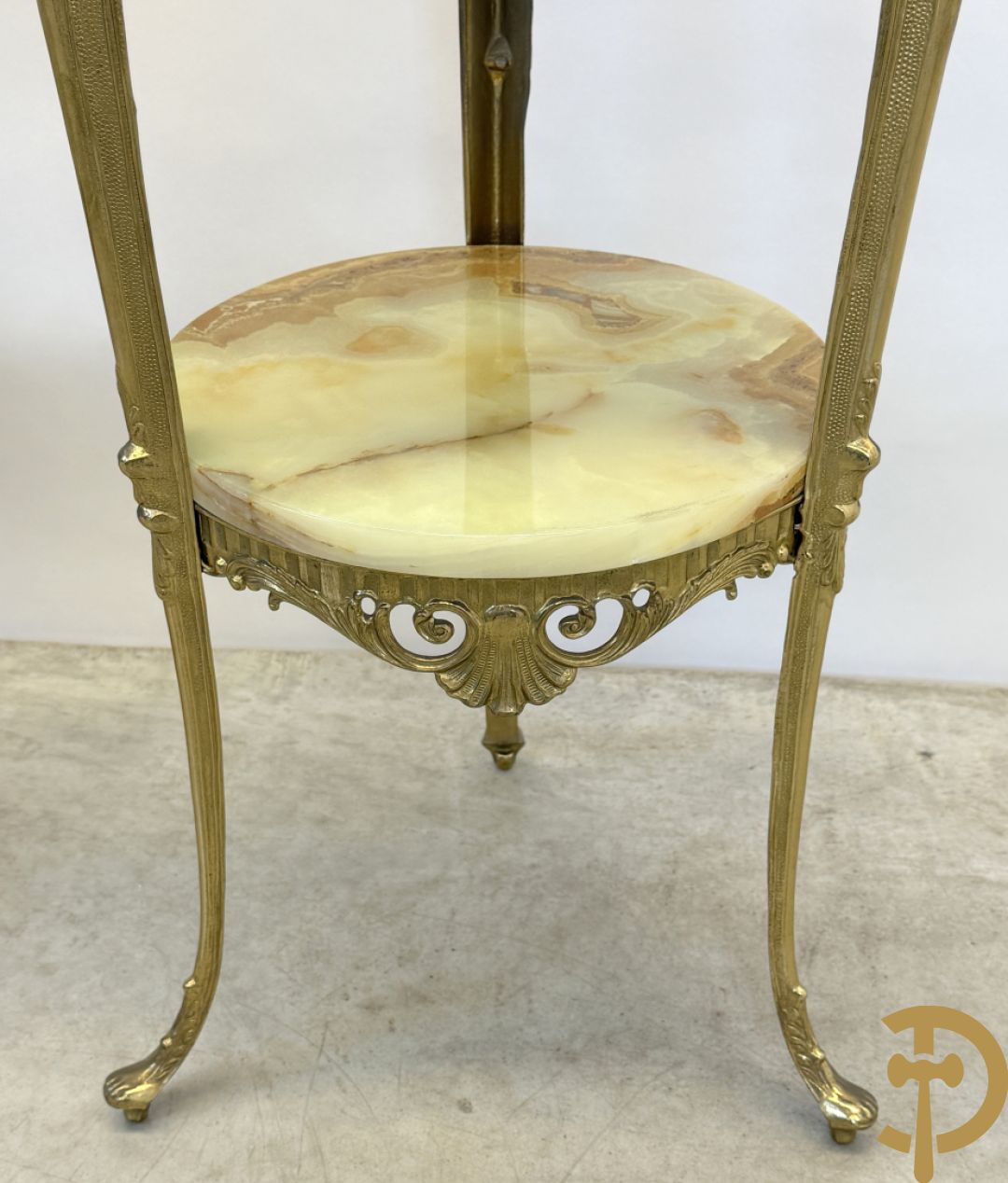 Paar koperen sokkels met Louis XV motieven en 2 étages op drie voluutvormige poten - met onix marmeren blad