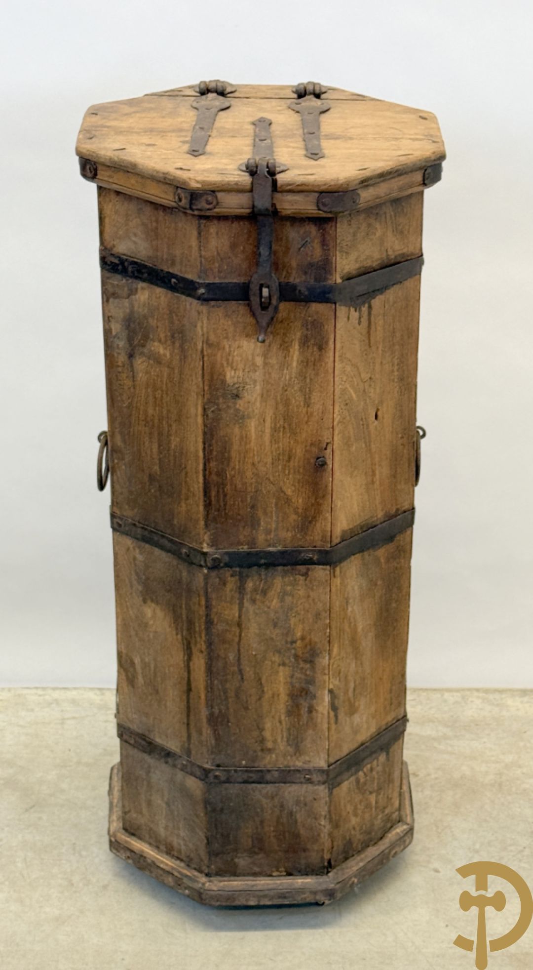 Achthoekig eiken opbergmeubel met smeedijzeren hengsels en geheime ruimte onderaan