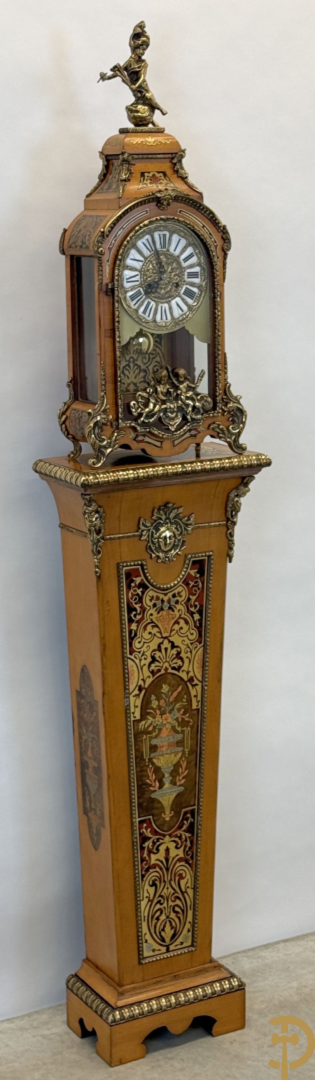 Italiaanse notelaren kartel met marqueterie en bronsbeslag, bovenaan bekroond met cupido - met bihhorende gemarqueteerde console met inleg van koper en schildpadimitatie, decor van amfoor en bronzen medusahoofd