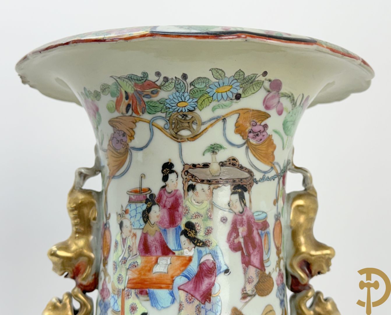 Chinese porseleinen Kanton vaas met geanimeerde hoftaferelen, natuurmotieven, fauna en floradecor