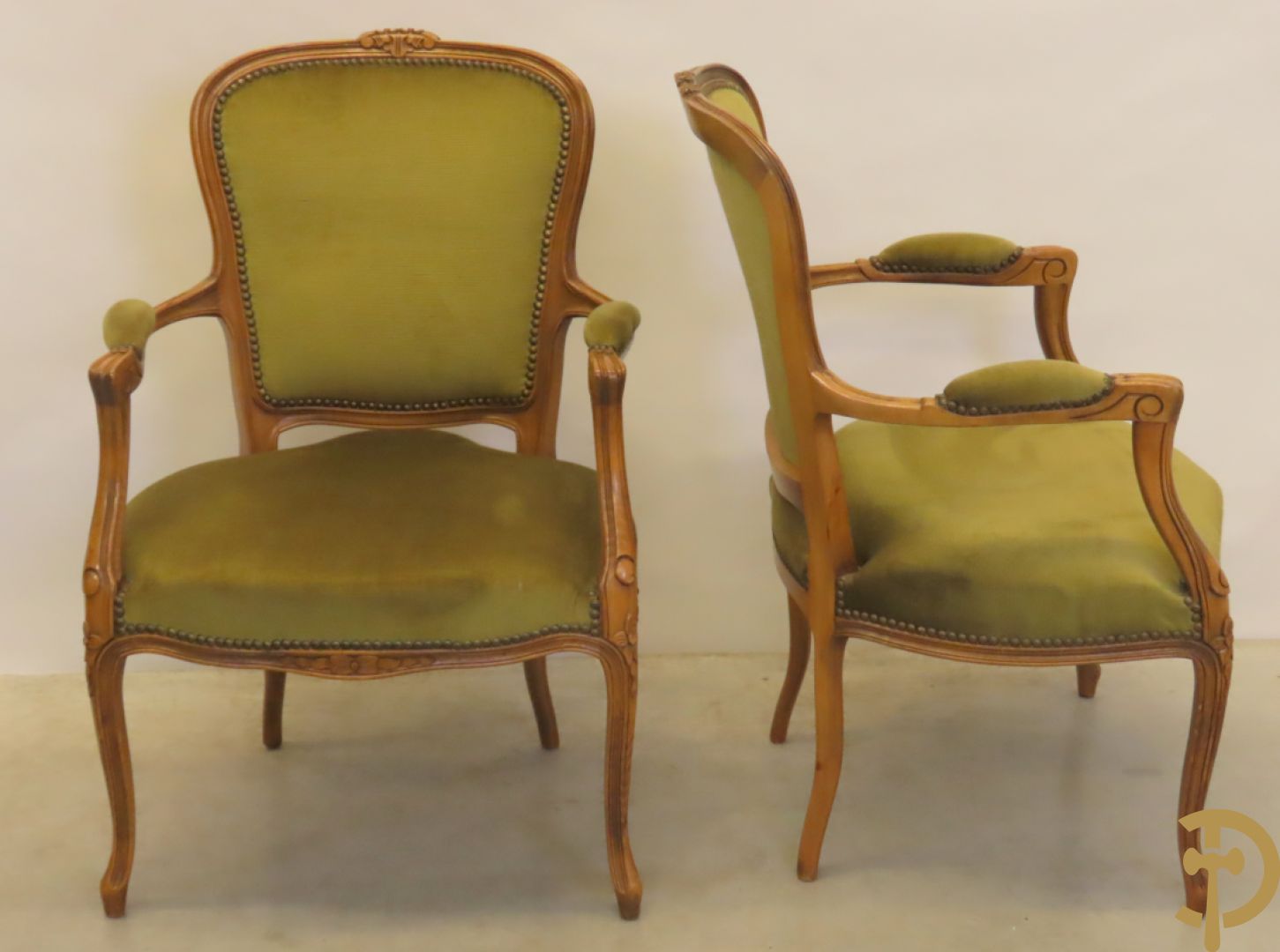Paar groen gestoffeerde Louis XV bijzetarmzetels