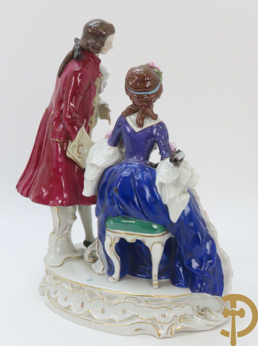 Porseleinen groep met zittende dame bij mandoline en heer met boeket bloemen, achteraan gemerkt Sax