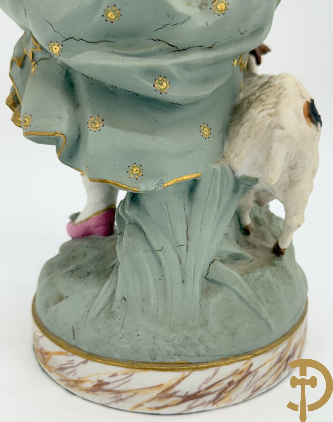 Paar grote Franse gekleurde biscuits van meisje en 
 jongen met schaap en geit