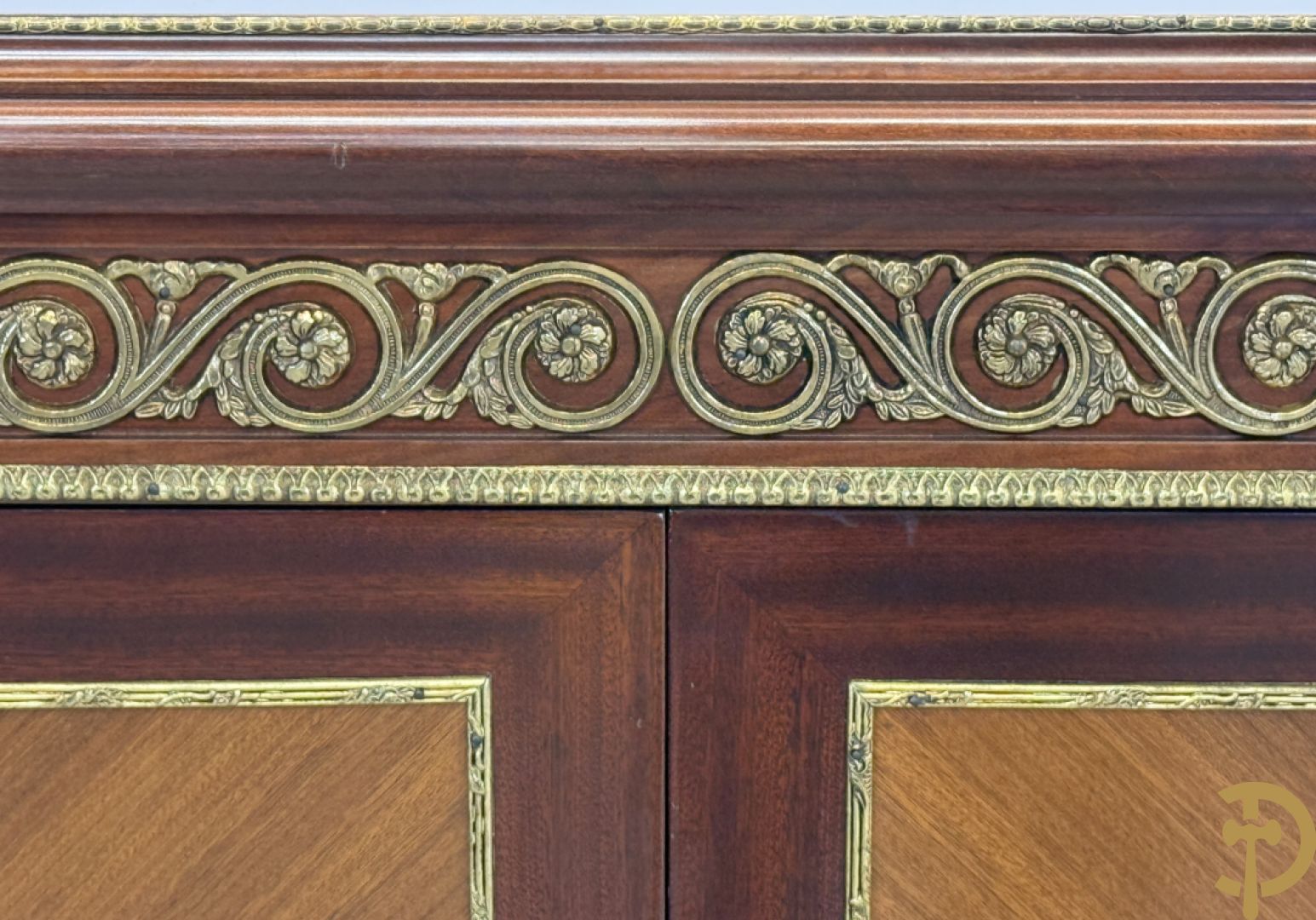 Notelaren tweedeurskast met bronsbeslag