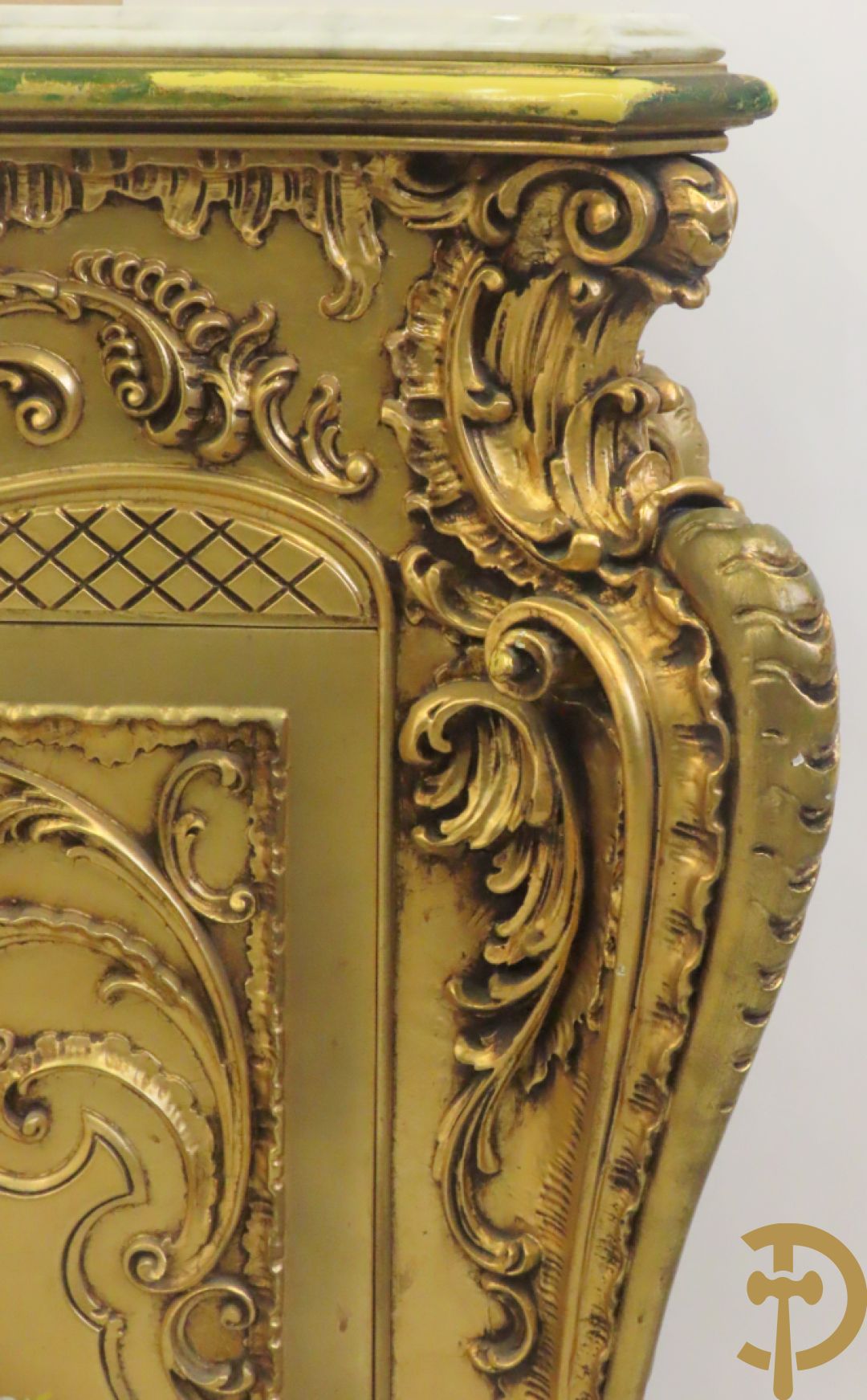 Uitzonderlijke vergulde Louis XV eetkamer bestaande uit vijfdeursdressoir met voluutvormige accanthusranken en rocailles, beschilderd met bloemenmotieven en centraal tafererel met hoornen des overvloeds + bijhorende spiegel vergulde tafel op voluutvormige poten met zes bijhorende stoelen + vitrine met accanthusranken en centrale deur, op voluutvormige poten