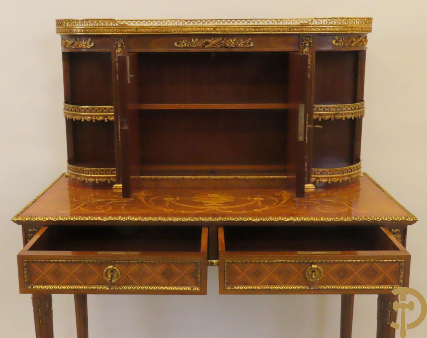 Notelaren tweedelig  kabinet met 2 lades en 2 deuren op hoge poten, gemarketteerd en bezet met bronsbeslag