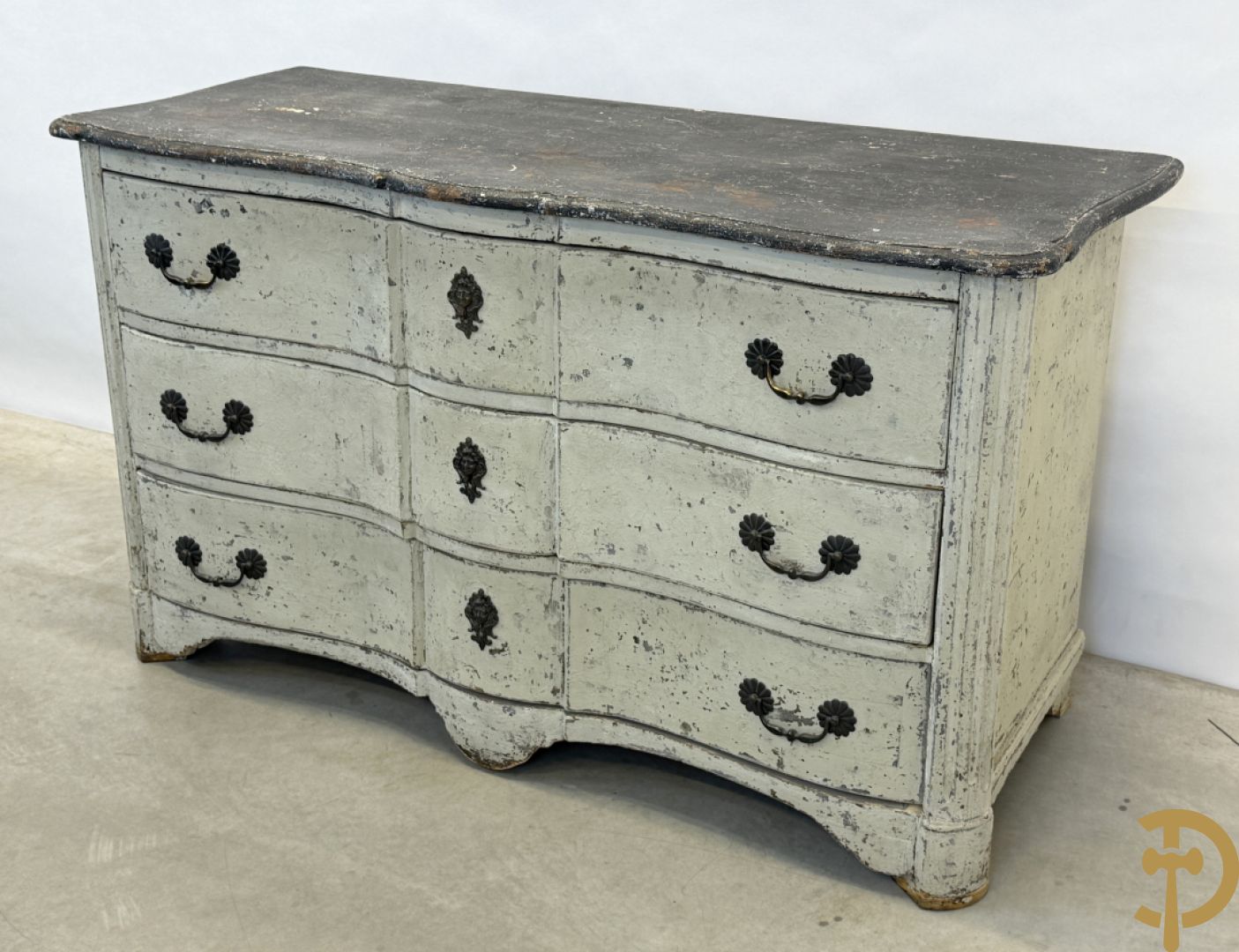 Gepatineerde 3 laden commode met bronzen trekkers en sleutelplaten