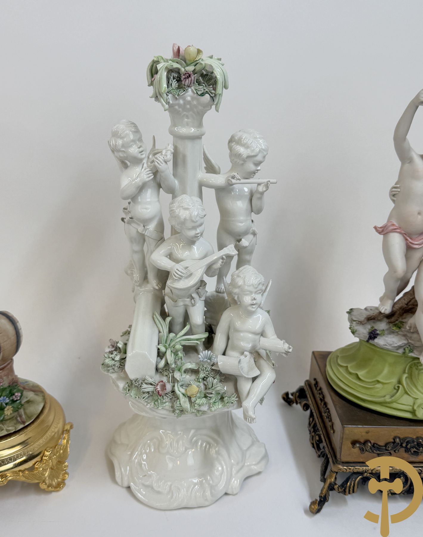 Vier Spaanse gekleurde biscuits met kinderen, Zaphir gemerkt + Italiaanse biscuits met cupido