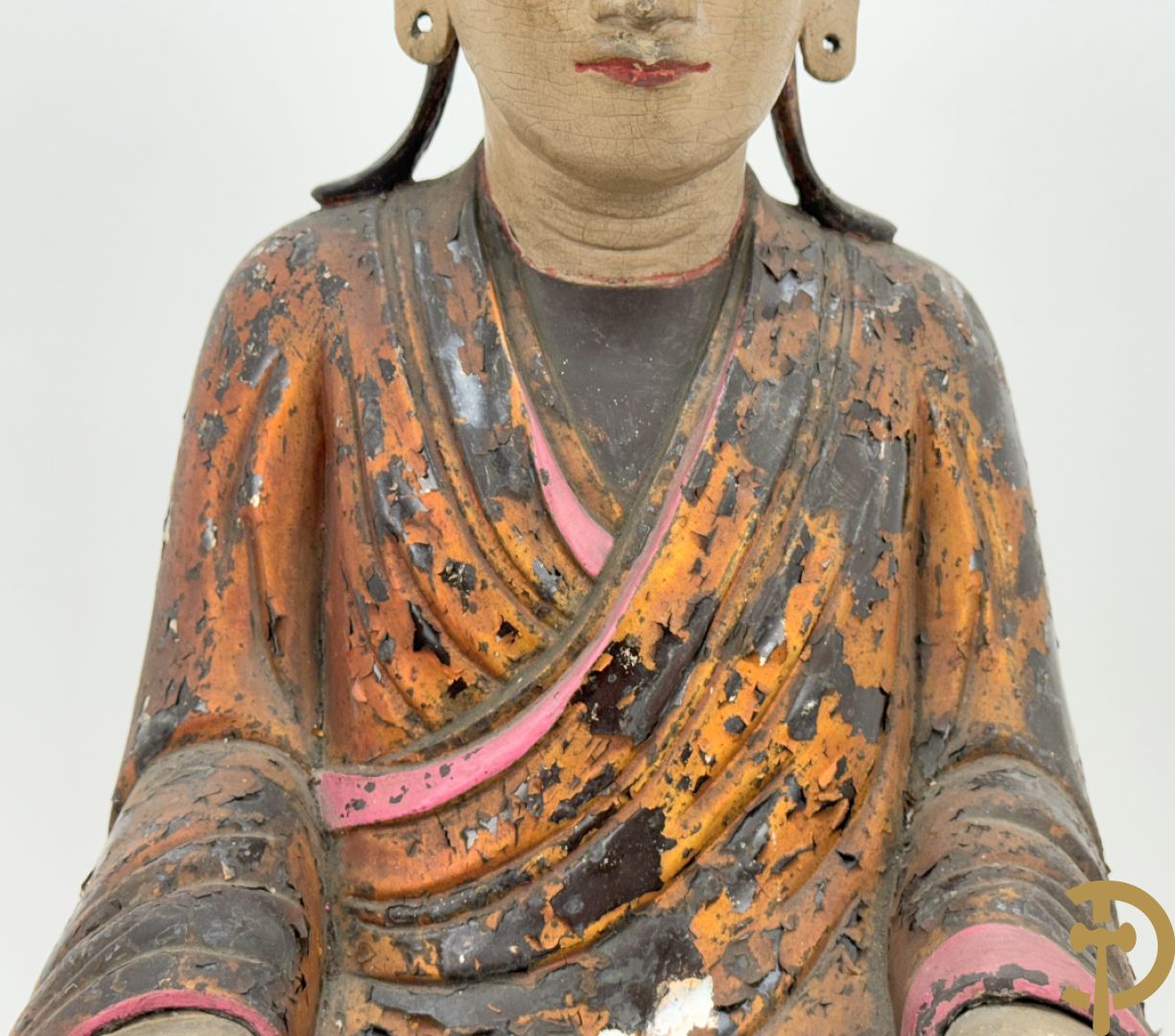 Houtgesculpteerd en gepolychromeerd zittend boedhistisch figuur