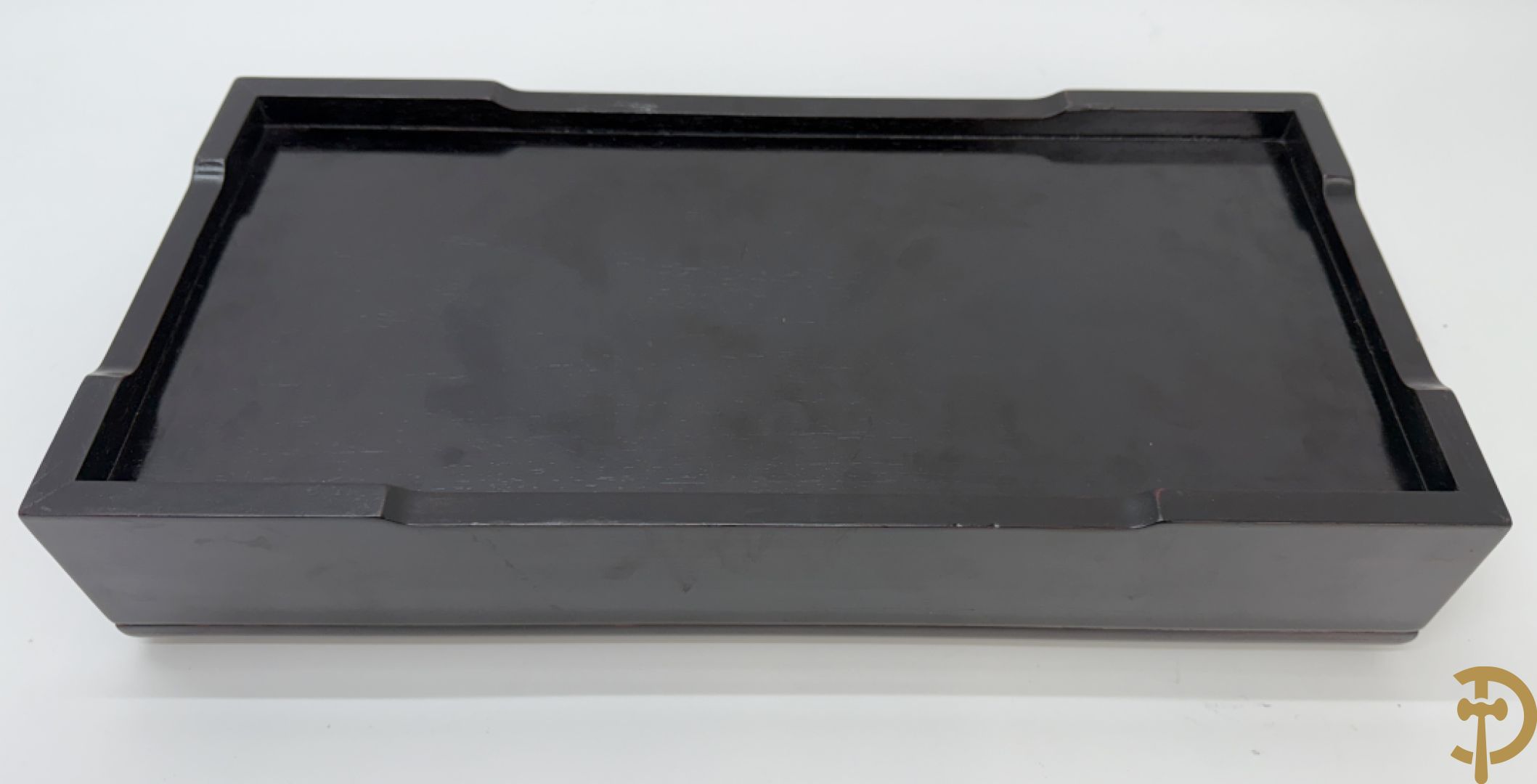 Paar bijltjes ter gelegenheid van inhuldiging van een schip in houten kistje met decoratie van oosterse boot, Dear Mrs. Marie-Paul Saverys : Thank you for your performance et the Naming Ceremony of M/V "CMB Jeannot" Hudong - Zhonghua Shipbuilding (Group) Co., L.M., March 14th, 2005