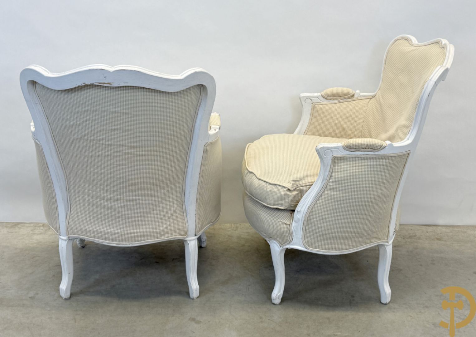 Paar gemonochromeerde Louis XV armzetels met gecanneerde rug + 2 gestoffeerde Louis XV armzetels