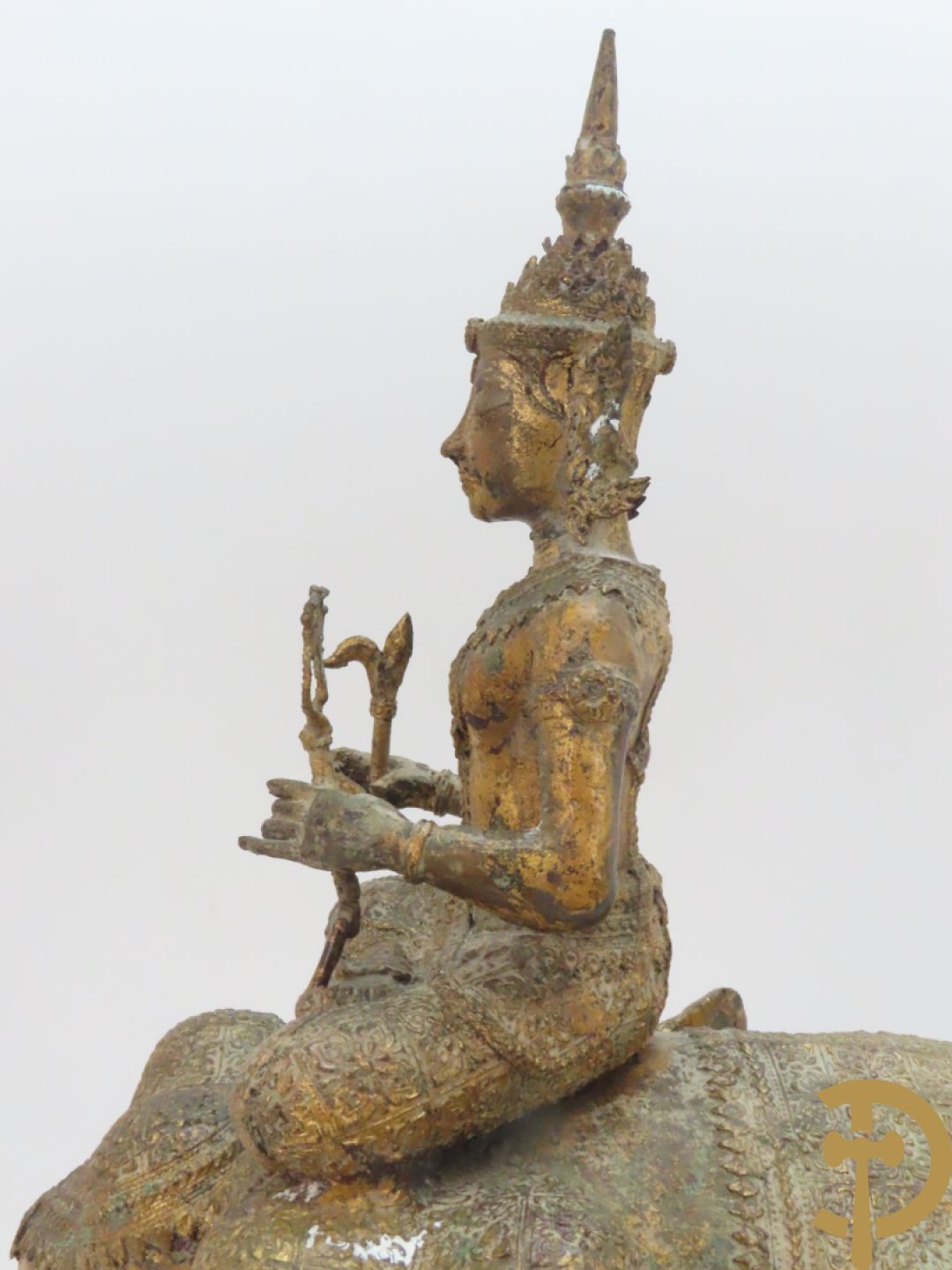 Orientaalse kopersculptuur van driekoppige olifant met boedhisatsvat + koperen boedhistische figuur met snaarinstrument
