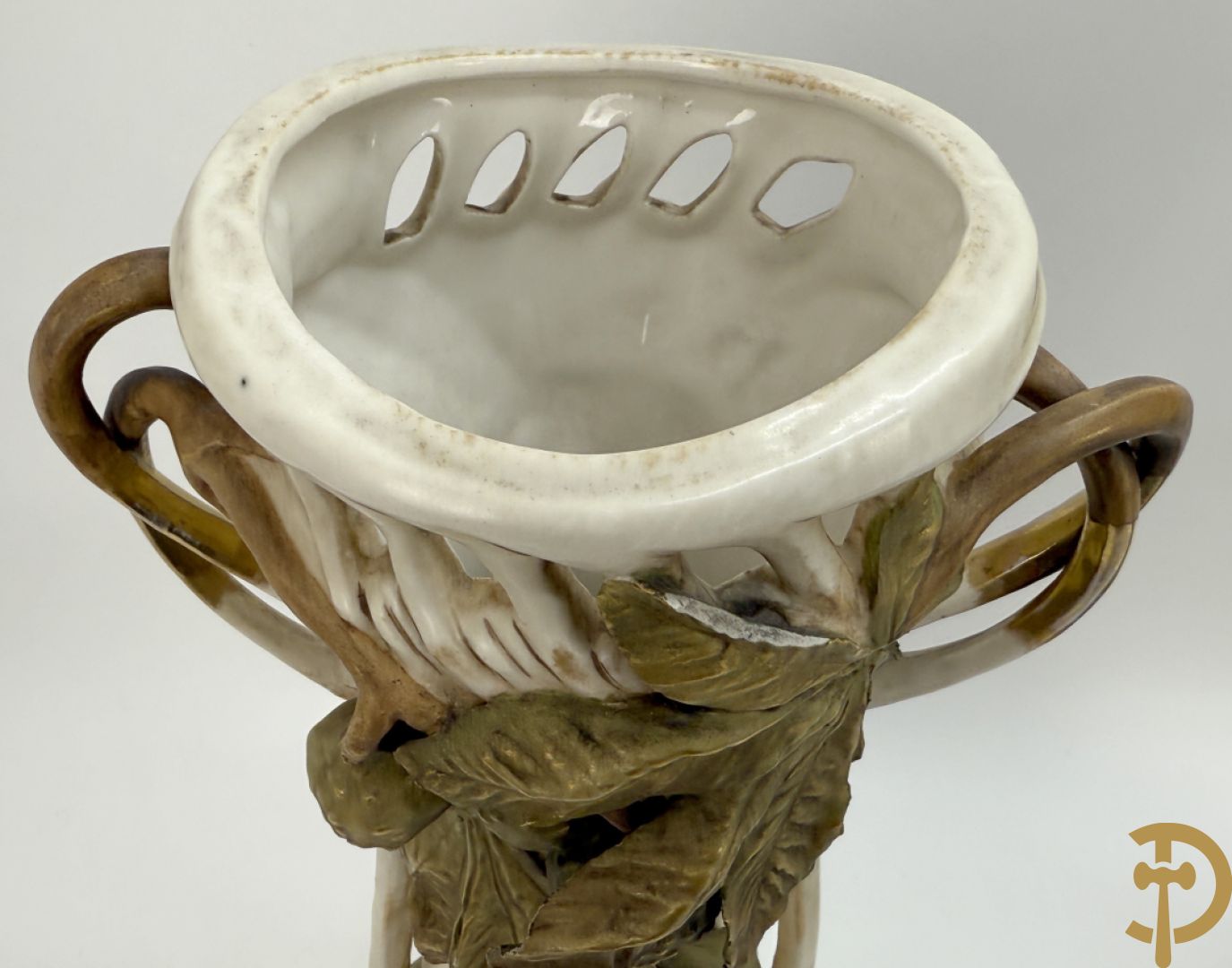 Paar Royal Dux vazen met bloemen bezet