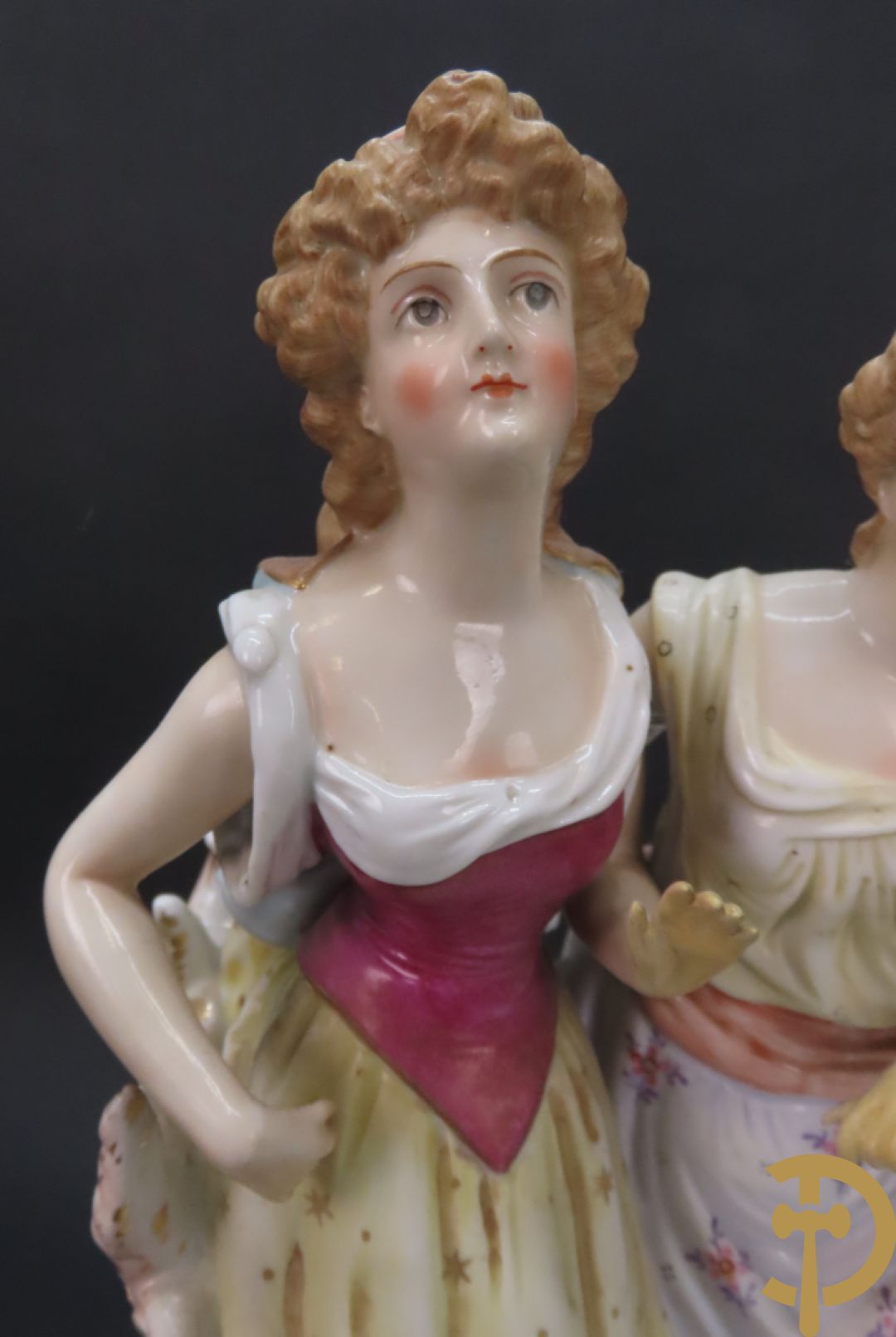 Meerkleurige porseleinen sierwagen slede met 3 dames voortgetrokken door 3 honden, onderaan gemerkt