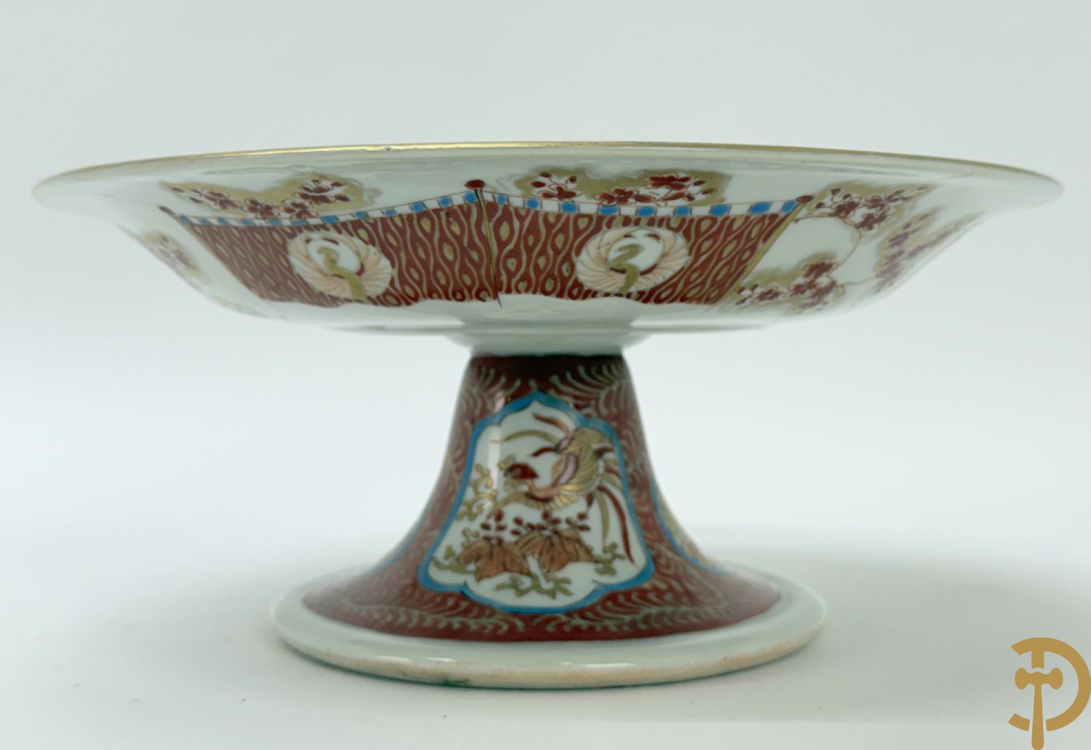 Paar Japanse meerkleurige porseleinen schalen met krijgerdecor op voet