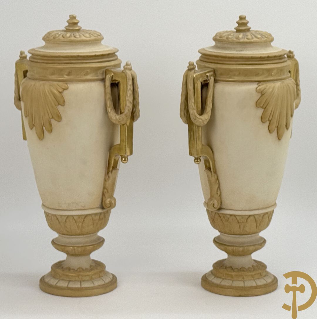 Paar Royal Dux vazen met guirlandes, Louis XVI stijl , nummer 5447