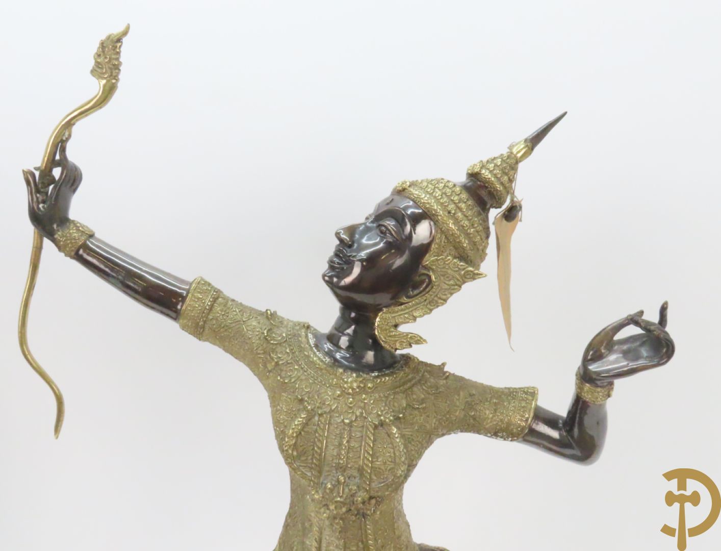 Twee staande koperen boedhistische figuren