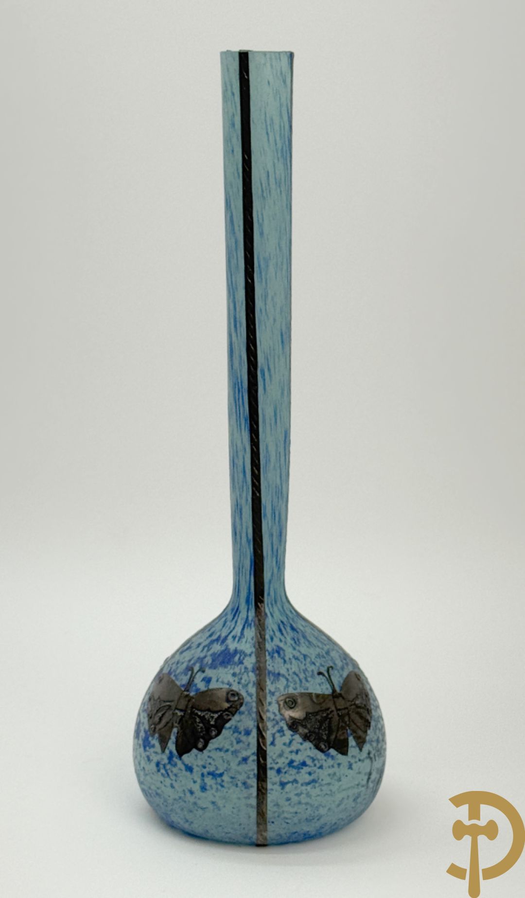 Vaas in glaspasta met decor van tinnen vlinders, Simone getekend