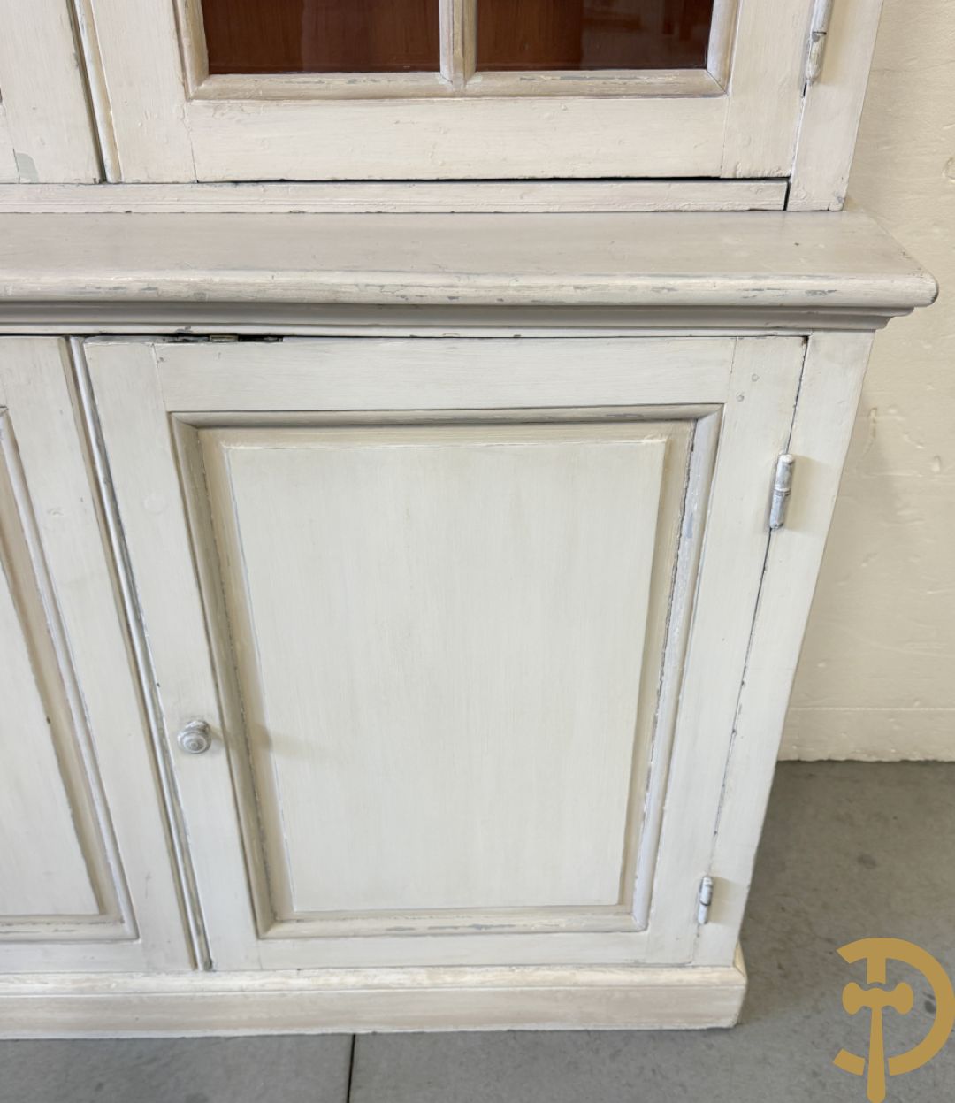 Beschilderde vitrine / buffet met 6 beglaasde deuren bonvenaan en 6 gesloten deuren onderaan