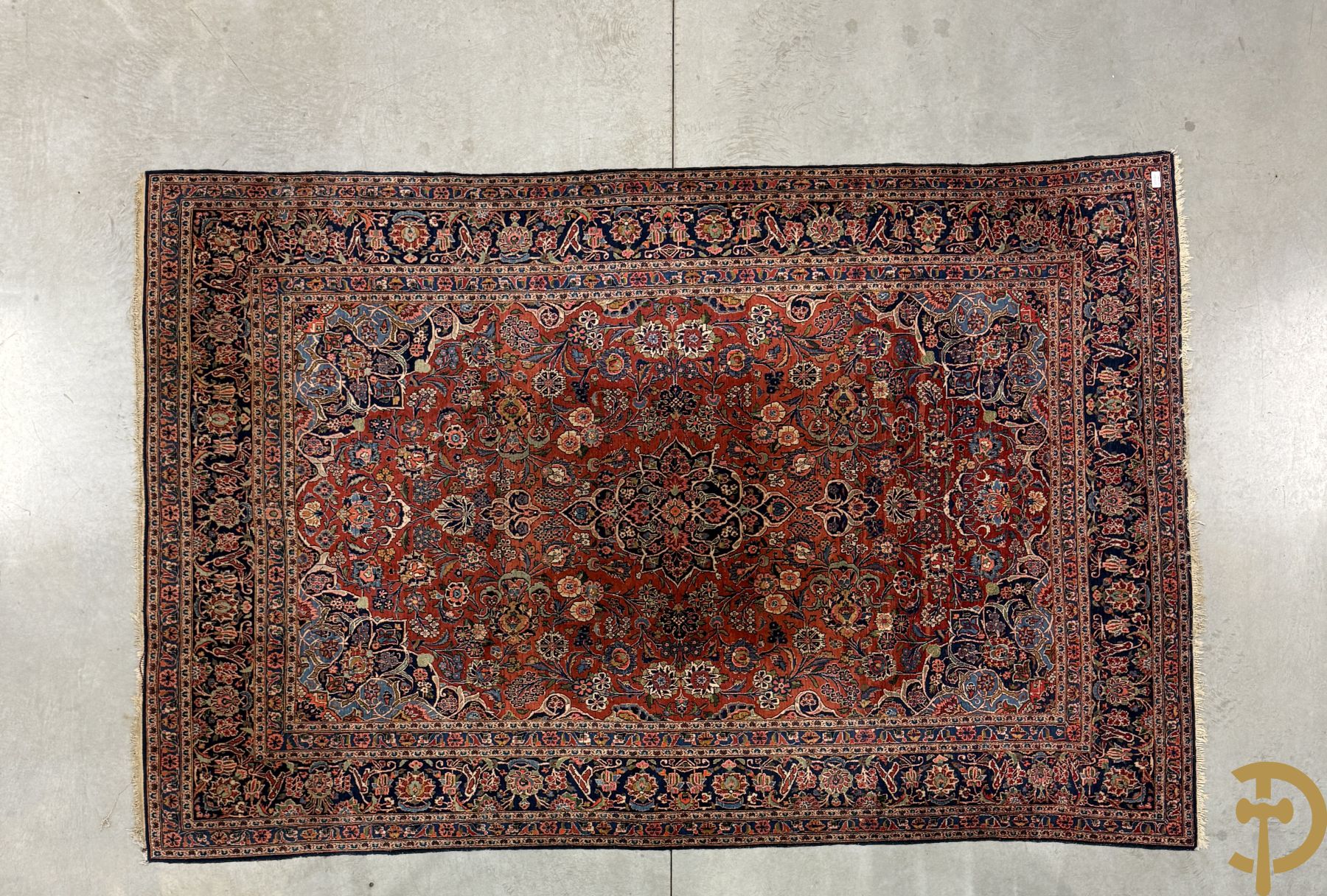 Oosters handgeknoopt tapijt met bloemenmotieven op rode fond