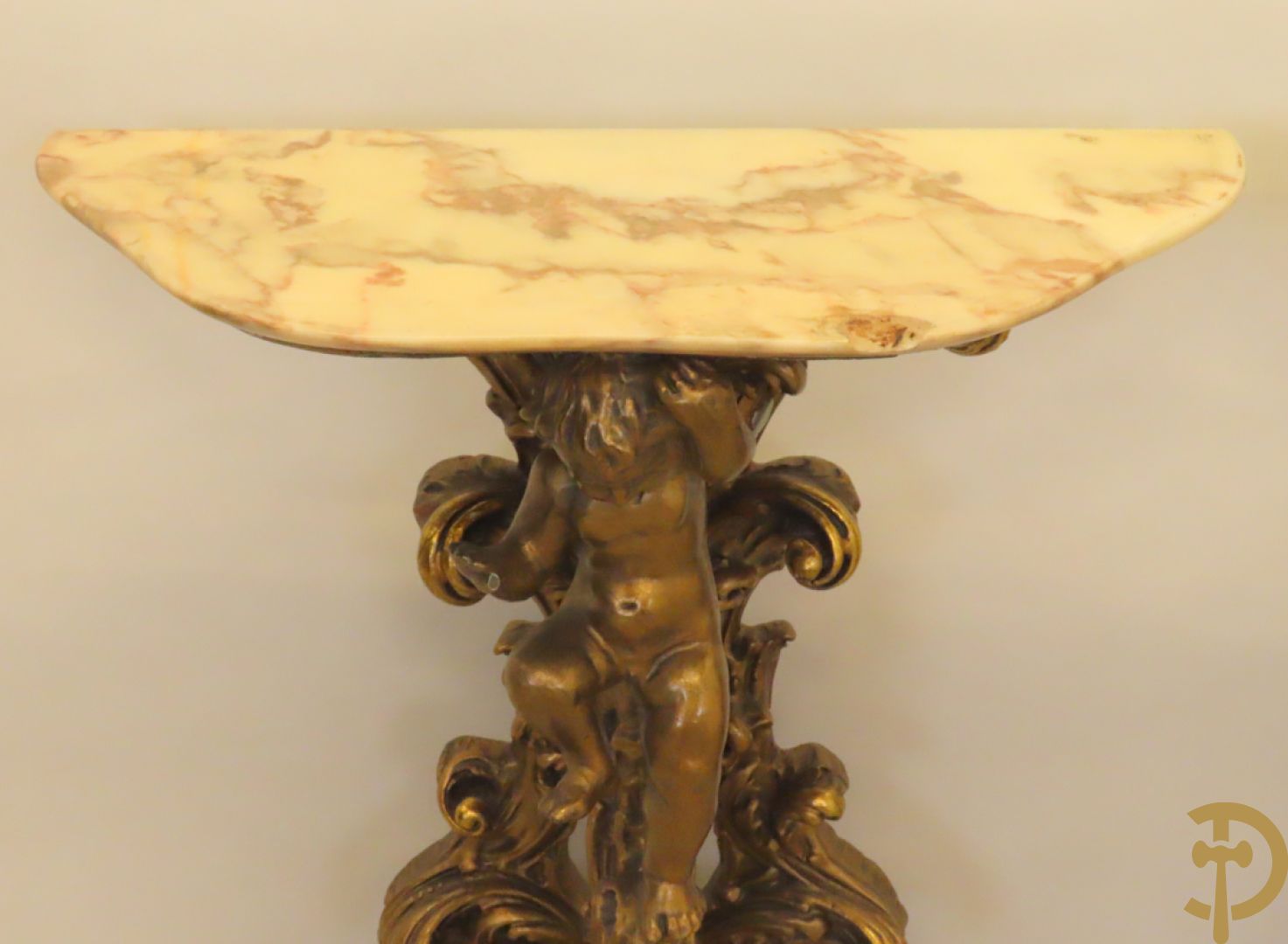 Twee vergulde consooltjes met cupido