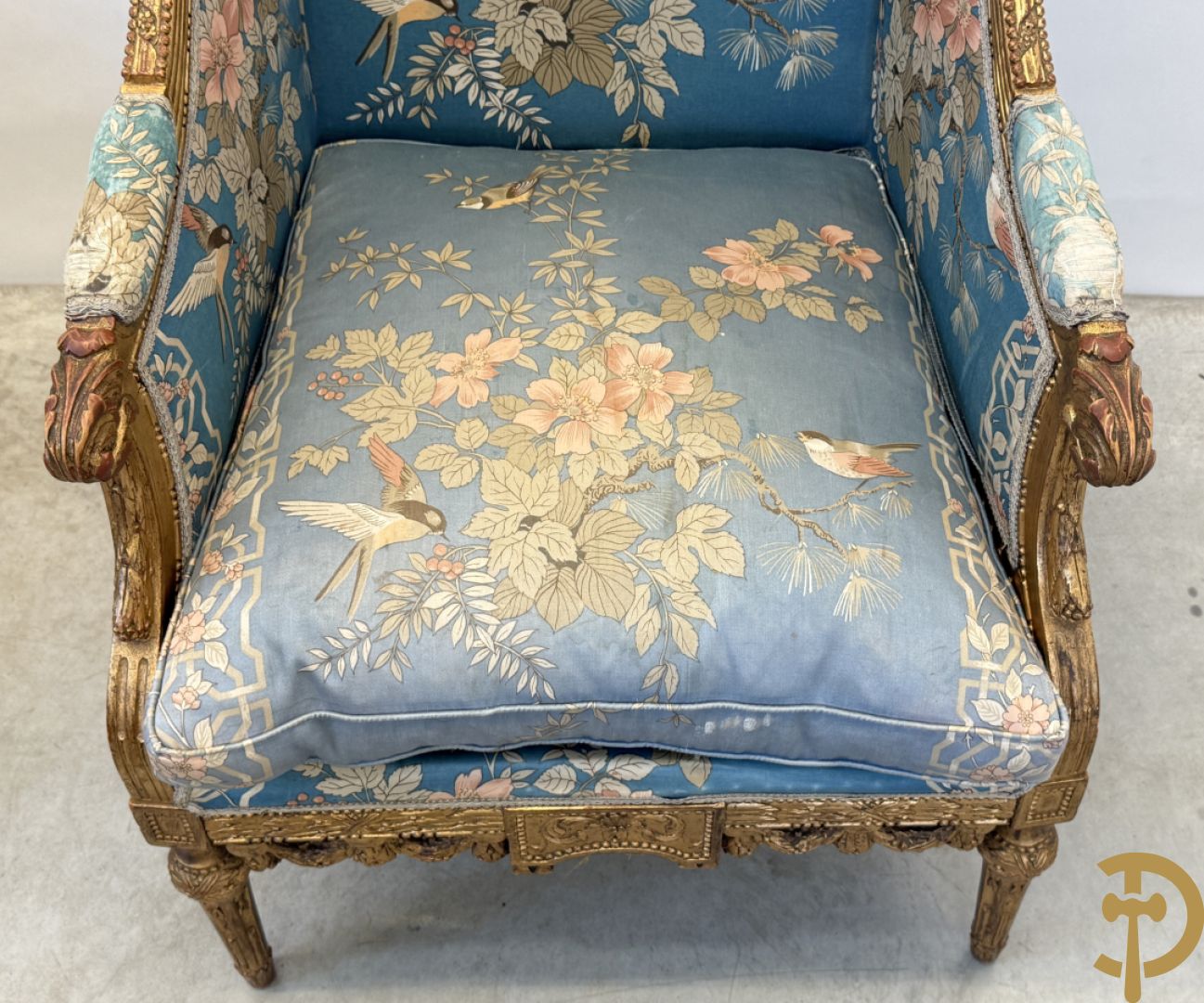 Twee vergulde bergères met gesculpteerde accanthusranken en guirlandes