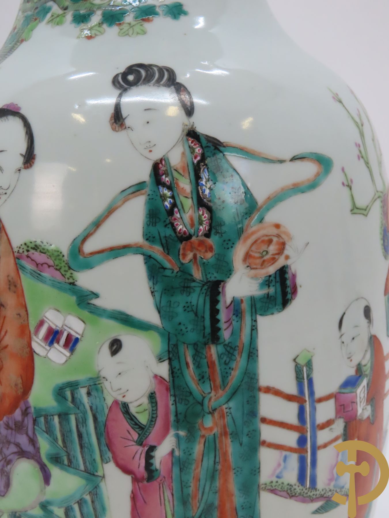 Chinese porseleinen vaas met familiedecor in landschap