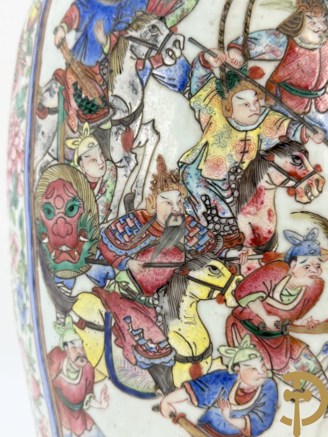 Chinese porseleinen vaas met geanimeerd krijgerdecor en vogeltaferelen