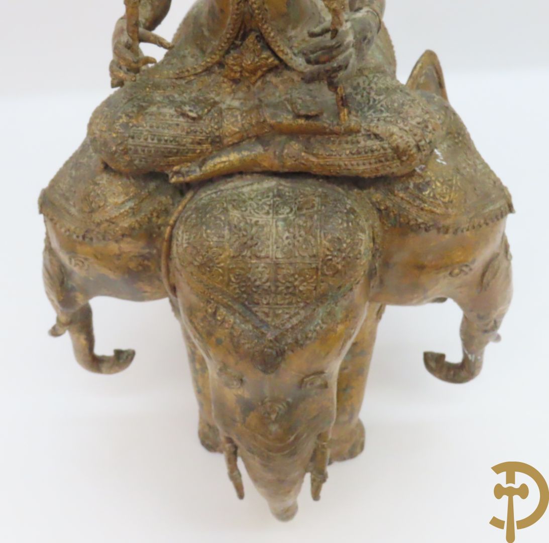 Orientaalse kopersculptuur van driekoppige olifant met boedhisatsvat + koperen boedhistische figuur met snaarinstrument