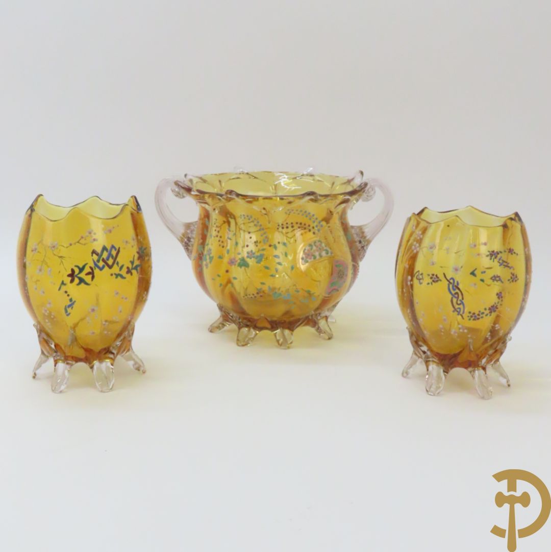 Mongeblazen glazen driestel bestaande uit centrale coupe met 2 oren, zijdelings met 2 eivormige coupes met gekleurd bloemendecor