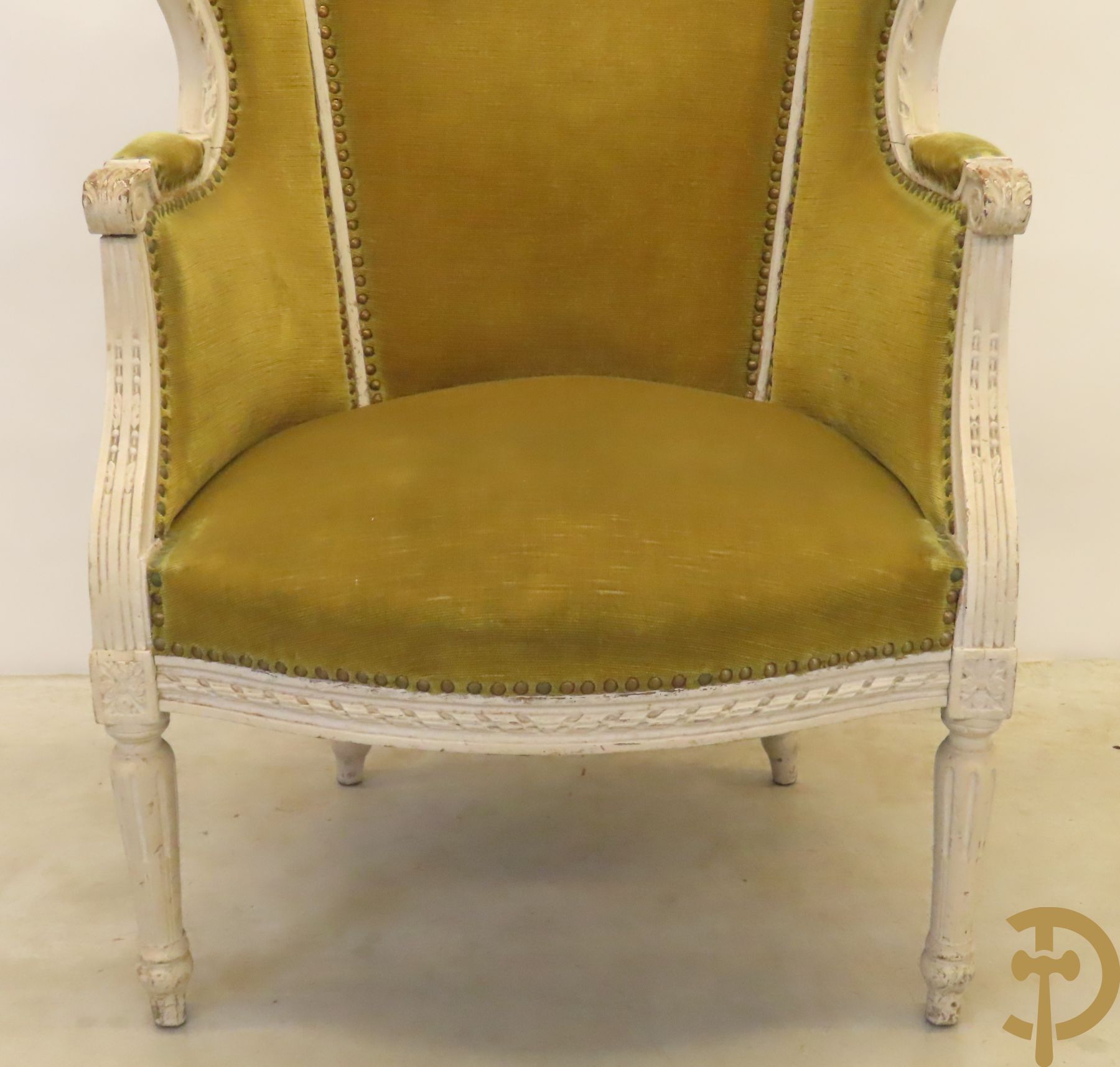 Gemonochromeerde bergère met groene mohair stof + gemonochromeerde en gecaneerde canapé Louis XVI stijl